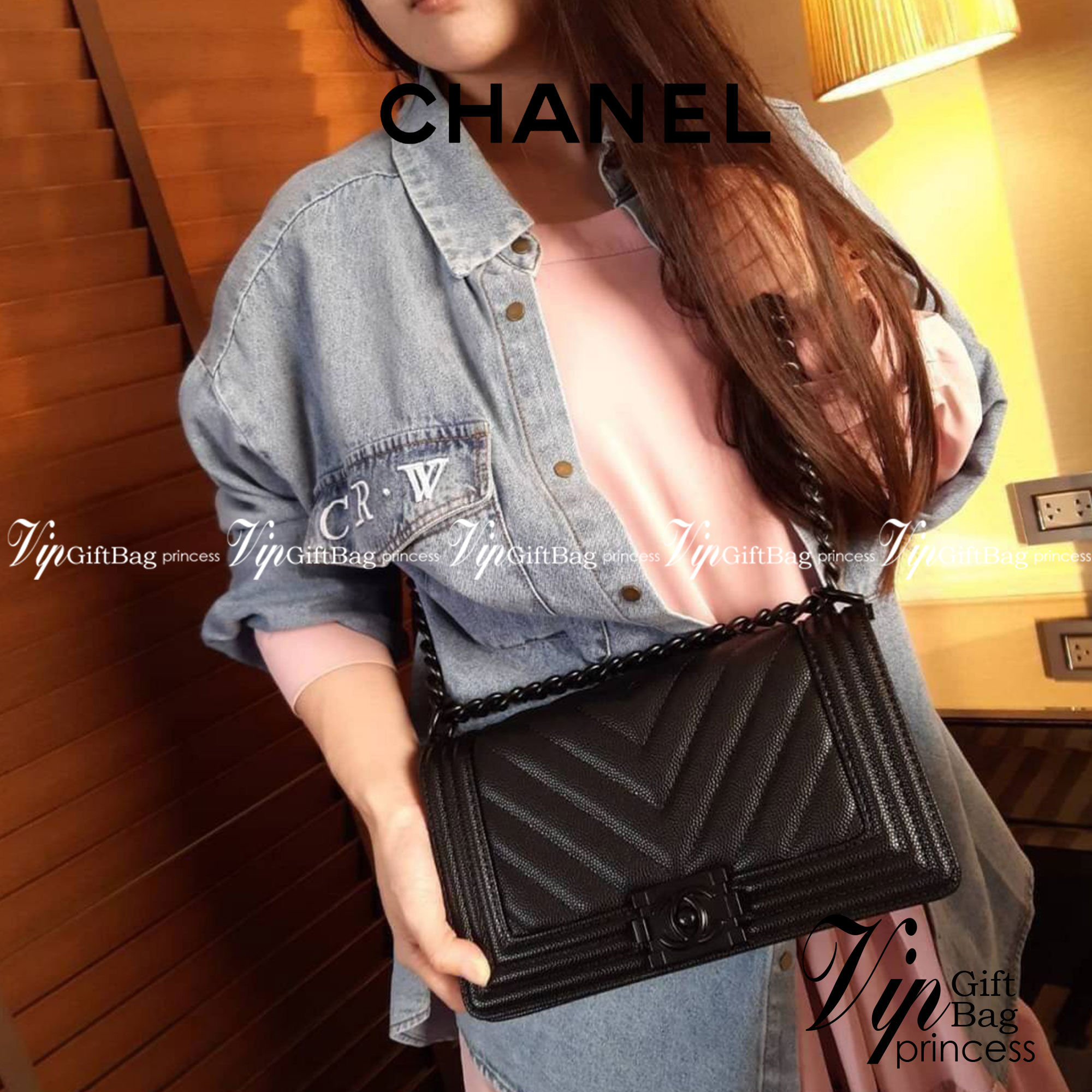 Chanel Boy 10" พร้อมส่งที่ไทย รุ่นสุดฮอต ดีไซน์อะไหล่ดำ เรียบหรูมากๆ!! วัสดุหนังลายคาร์เวีย ทรงคลาสสิคที่สาวๆห้ามพลาด!! ในราคาสุดคุ้ม เปิด-ปิดกระเป๋าด้วยตัวล็อค ภายในโล่งกว้าง ไซส์ใหญ่ใส่ของได้เยอะ มีช่องแยกในกระเป๋า มาพร้อมสายสะพายโซ่สลับหนังรองบ่า 