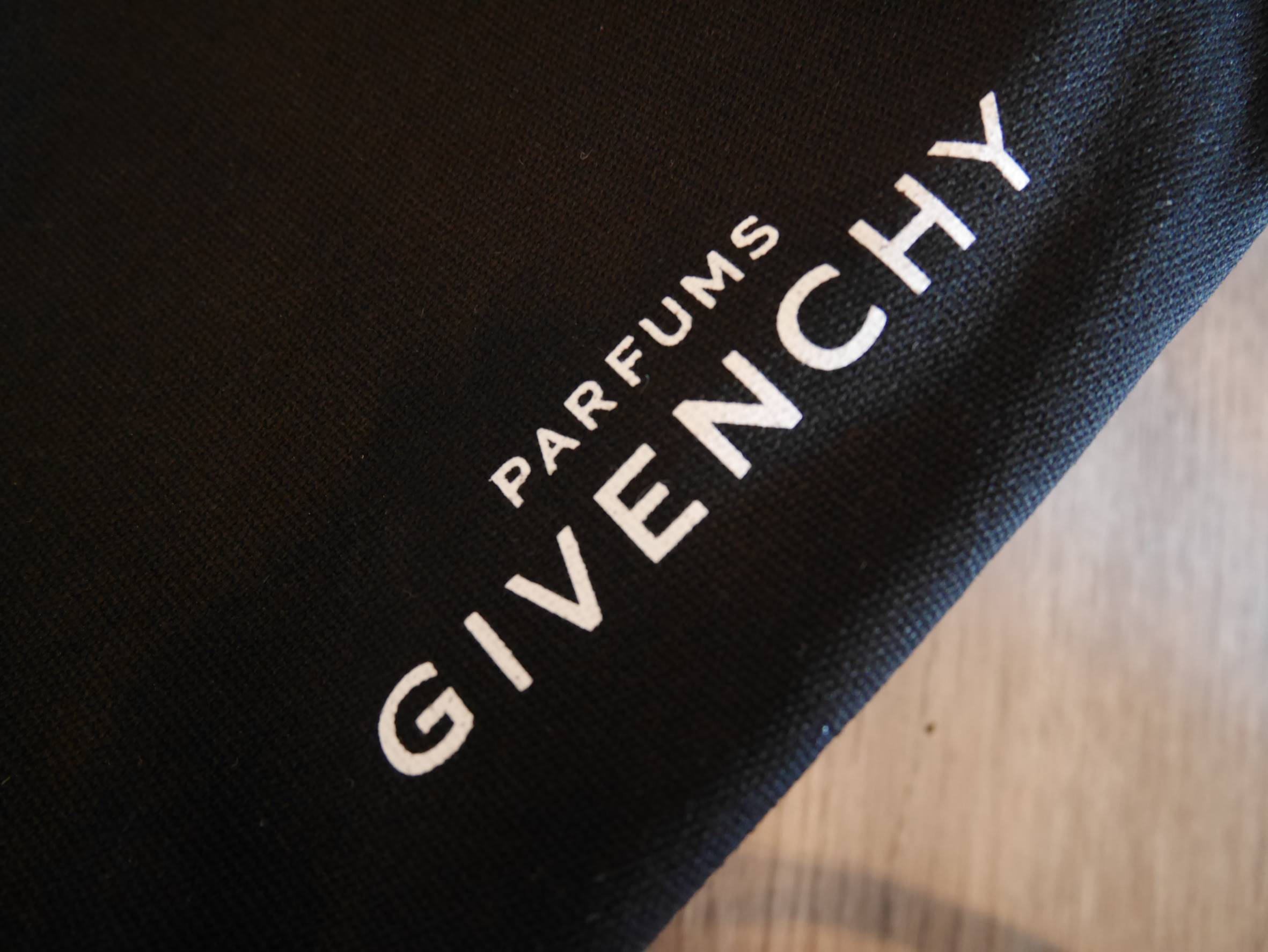 Givenchy canvas tote Perfume bag แท้ 100% จากเคสเตอร์น้ำหอม GIVENCHY ตัวกระเป๋าทำด้วยผ้า ด้านในบุผ้าลื่น สกรีนโลโก้เต็มใบ หูหนังแก้วจับสบายมือ จุของได้เยอะ ใส่ Mac book / A4 ได้สบายคะ จะะพายไปเรียนหรือแมชต์กับกางเกงขาสั้นชิลๆ ใบนี้แนะนำคะ!