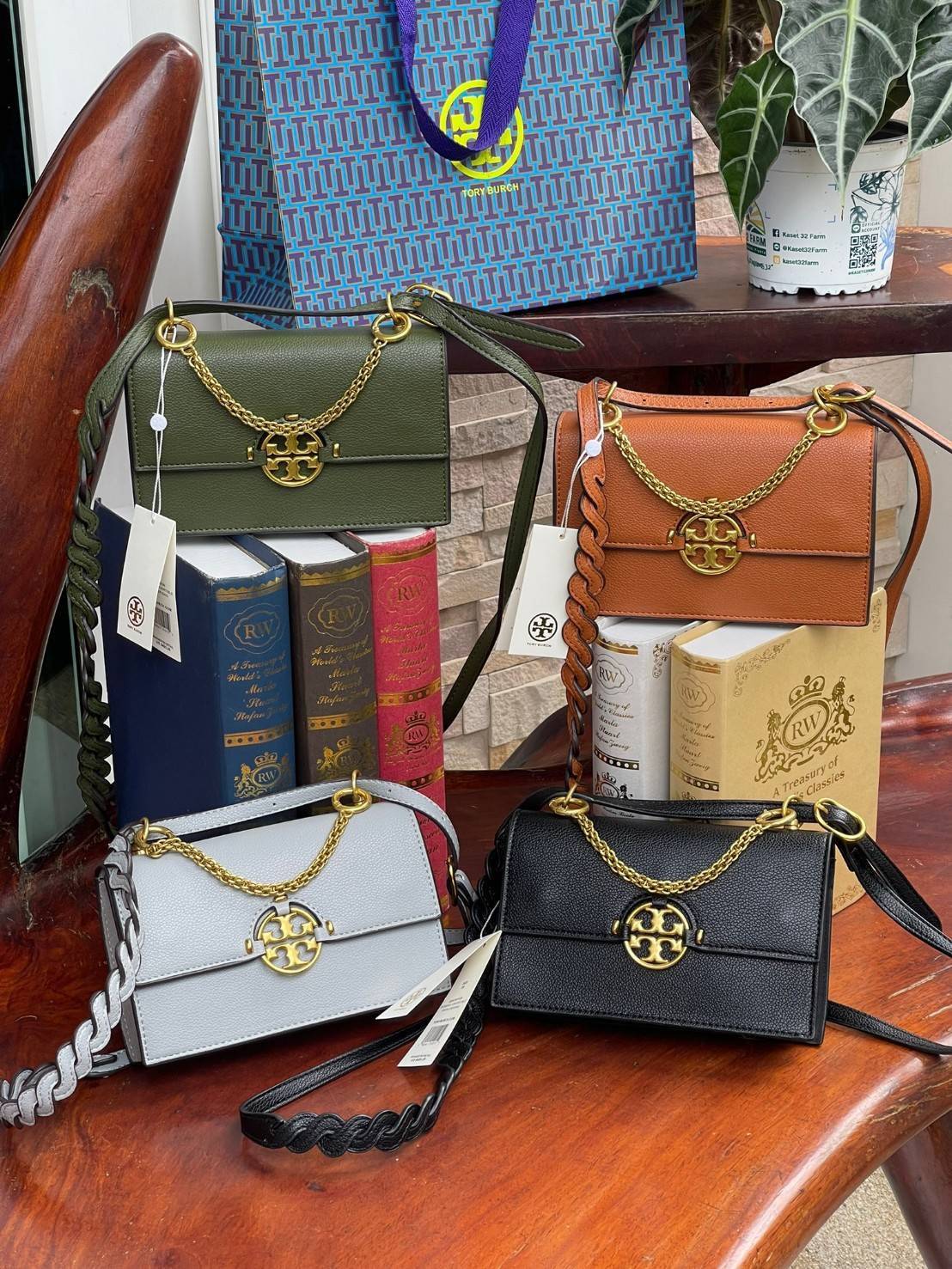 Tory burch miller mini bag หนึ่งในแบรนด์เนมยอดฮิตระดับโลกที่สายแฟชั่นตัวจริงต้องมีสักใบในตู้ เพราะเป็นแบรนด์ที่เหล่าบรรดาเซเลปและดาราใช้กันเยอะมาก รุ่นก็เป็นอีกหนึ่งใบที่คุ้มค่าคุ้มราคามากค่ะ ด้วยดีไซน์กึ่งทางการ กึ่งลำลอง จึงใช้งานได้หลายโอกาส แม้จะมีขนา