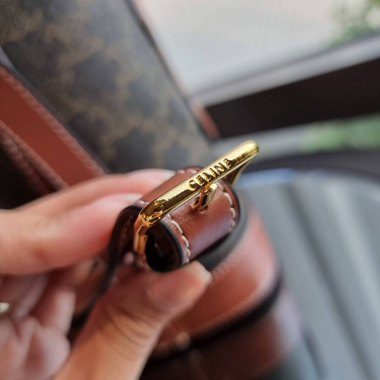 VIP 】CELINE BUCKET BAG CUIR TRIOMPHE คอลเลคชั่นใหม่ ฮิตข้ามปี กับกระเป๋าสะพายทรงถัง ใช้งานง่ายที่สุด สายสะพายในตัว ปรับใช้ได้เลย วัสดุหนังวัว เรียบหรู ผู้ดีไปอีก โดดเด่นด้วยโลโก้เอกลักษณ์ มีกระดุมปิดที่ปากกระเป๋า ภายในโล่งกว้าง ใส่ของแบบจุๆไปเลย เป็นรุ่นท