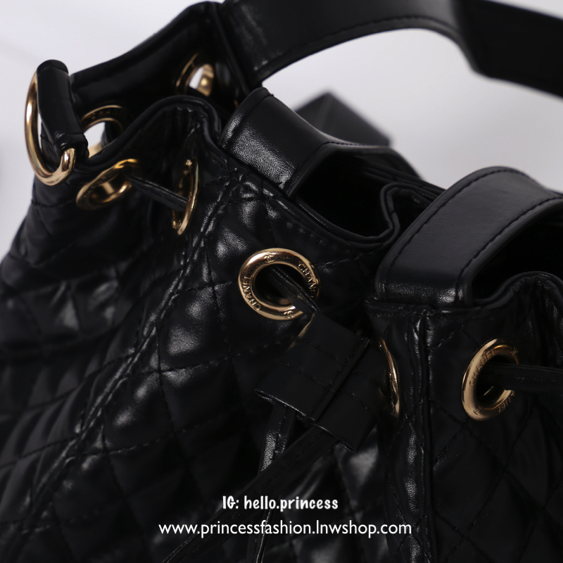 Chanel Drawstring Backpack VIP Gift With Purchase (GWP) New in!! กระเป๋าสะพายไหล่หรือเป้สะพายหลังรุ่น Limited Edition VIP gift ของแท้จาก Chanel Perfume Counter ขนาดกำลังดี น้ำหนักเบา วัสดุหนังลายตาราง อะไหล่ทองสวยหรู ด้านหน้ามีโลโก้ เปิดปิดแบบรูด Drawstri