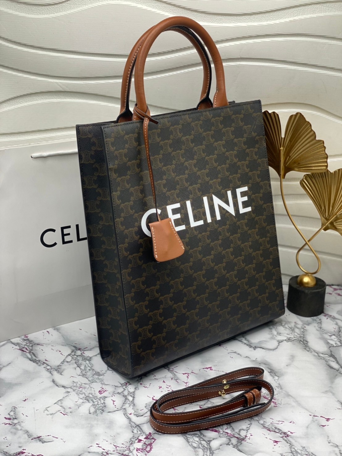 หนังแท้ CELINE SMALL CABAS VERTICAL IN TRIOMPHE CANVAS AND CALFSKIN / CELINE TOTE พร้อมส่งที่ไทย กระเป๋าโท้ททรงตั้ง CABAS TRIOMPHE งานหนังแท้ CALFSKIN ทั้งใบ พร้อมหูหิ้วสองข้างและสายสะพายหนังแบบถอดได้ ภาพสินค้าถ่ายจากงานขายจริง ใช้งานต่างประเทศได้