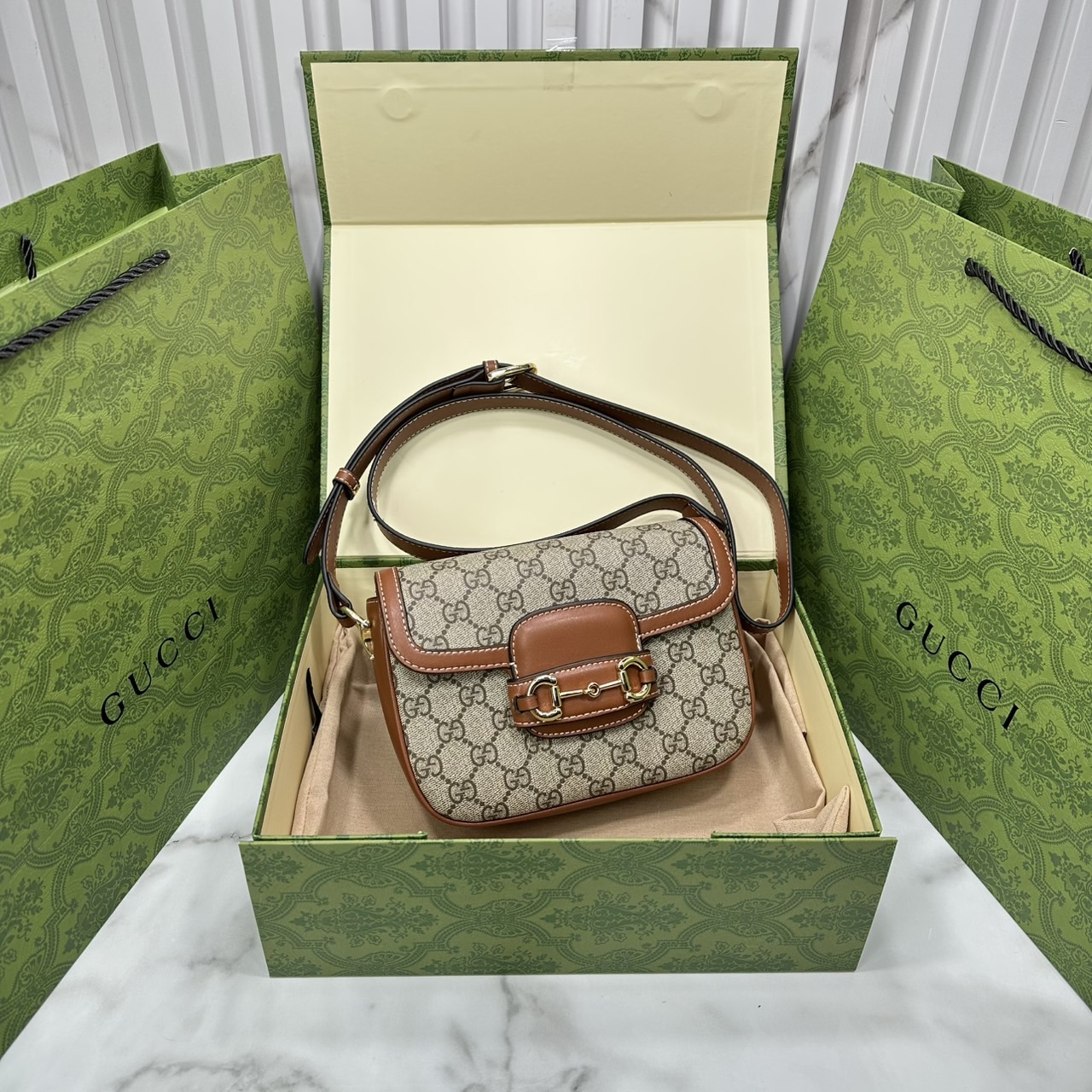 ORI หนังแท้ | 18cm Gucci Horsebit 1955 Soft small shoulder bag ปรับโฉมใหม่เรียบสวยหรู กระเป๋าสะพายไหล่/สะพายข้างทรงคลาสสิค สวยผู้ดี ดารา เซเลปใช้กันเพียบ สวยอยู่ทรงORI หนังแท้ | 18cm Gucci Horsebit 1955 Soft small shoulder bag ปรับโฉมใหม่เรียบสวยหรู กระเป