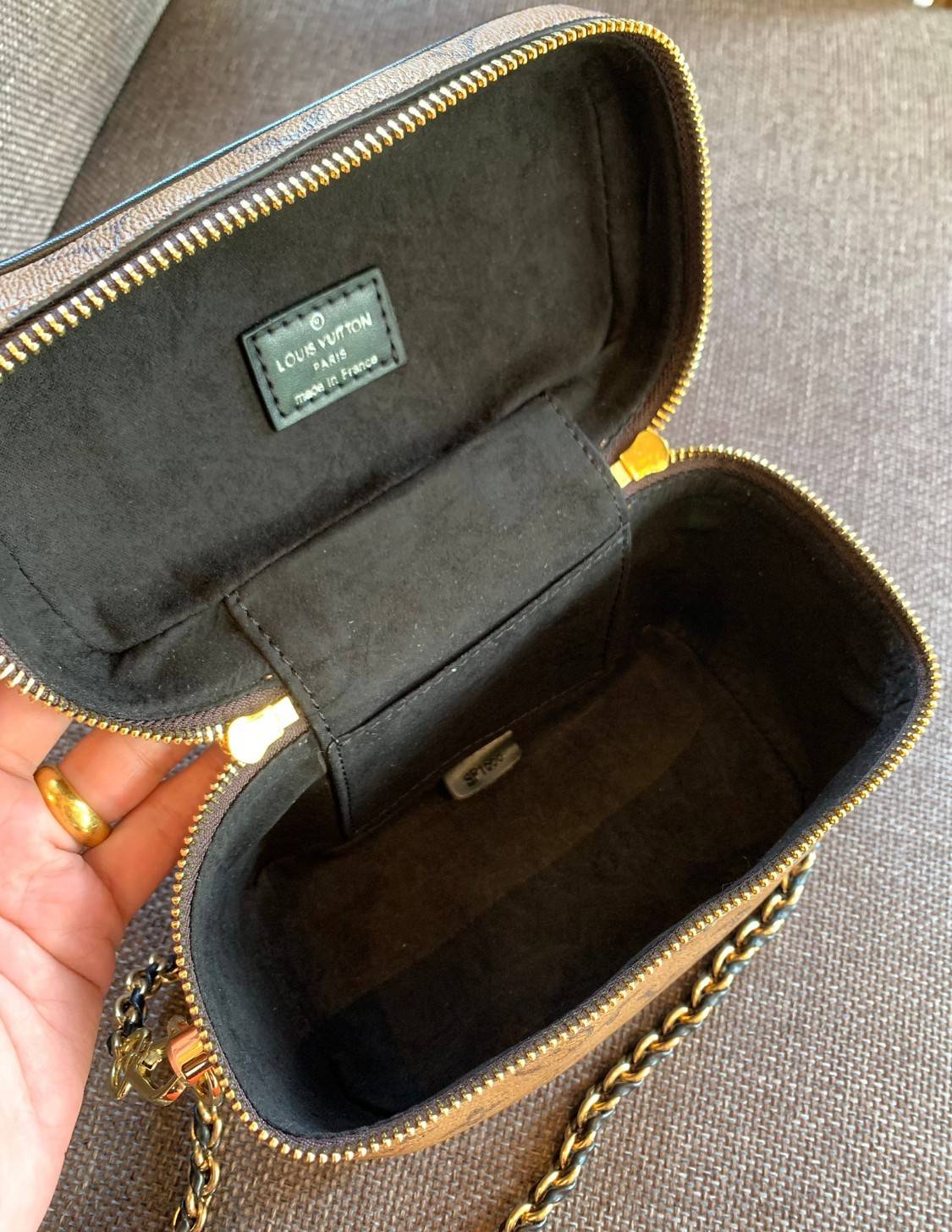 LOUIS VUITTON VANITY PM MONOGRAM 💫พร้อมส่ง จำนวนจำกัด พลาดคือรอนานมากค่ะ! กระเป๋า LV หิ้วก็เริ่ด สะพายข้างก็เก๋ ไม่แพ้กันเลยค่ะ หนังแท้ หนังนิ่มมาก จับแล้วไม่สากมือแข็งทื่อนะคะ! เปิดปิดกระเป๋าแบบซิปคู่รอบห้อยอะไหล่กุญแจแบรนด์พร้อมความหรูเข้ามาเพิ่