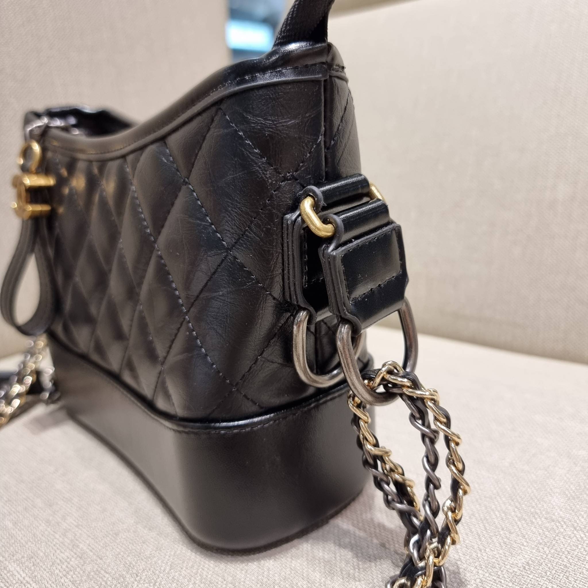 9" CHANEL SHOULDER BAG / CHANEL GABRIELLE HOBO BAG ไซส์คลาสสิค กระเป๋าสะพายข้าง/ไหล่ หนังแท้ นิ่ม หรู มาพร้อมพวงกุญแจสัญลักษณ์แบรนด์ อะไหล่พร้อมโซ่สะพายสีทองสลับสีเงินรมดำ สามารถสะพาย crossbody หรือสะพายไหล่ได้หมด สะพายแล้วขับผิวมากๆ เปิด-ปิดกระเป๋าด