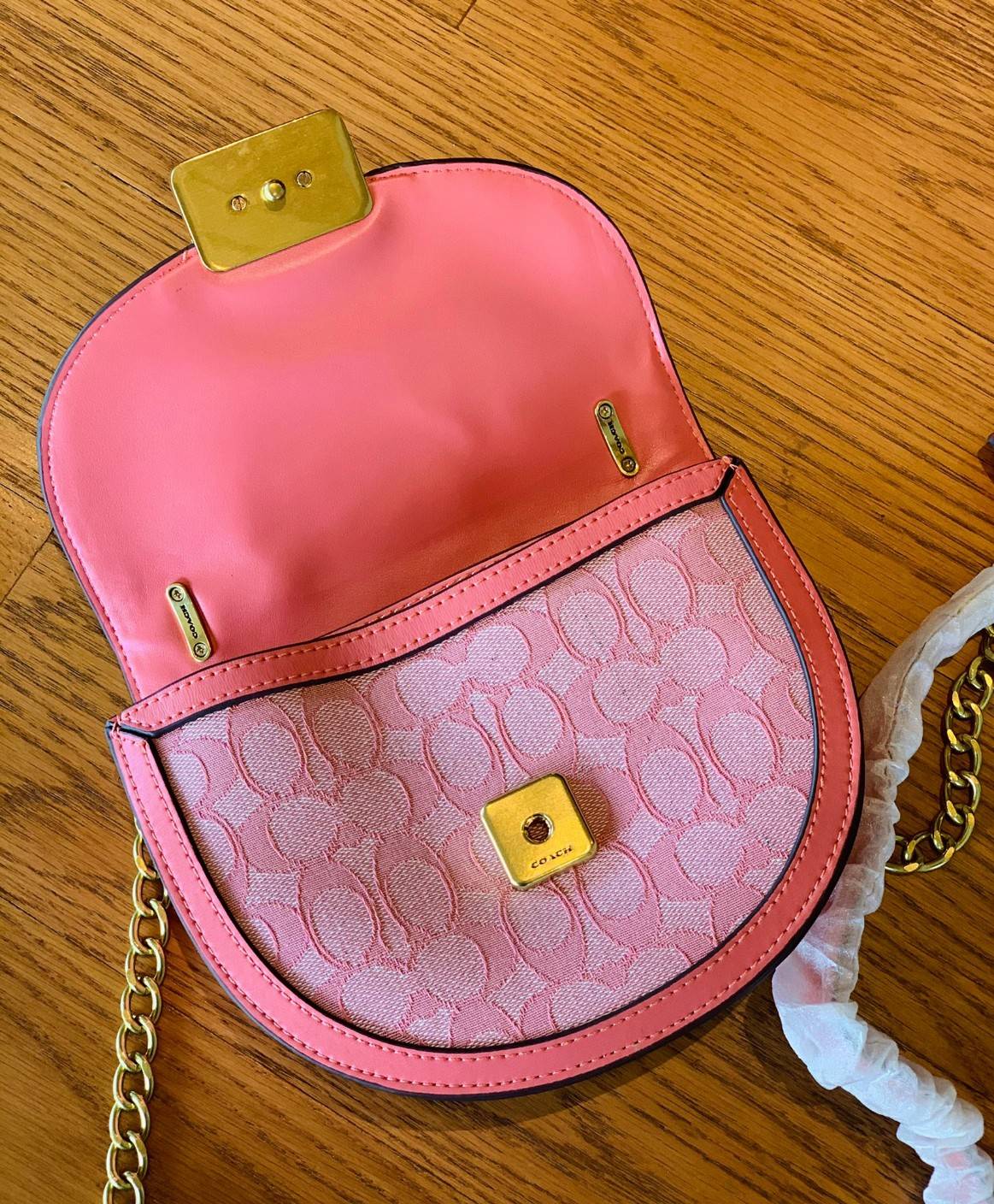 COACH ALIE SADDLE BAG JACQUARD IN SIGNATURE ((C4694//C3464)) พร้อมส่งที่ไทย รุ่นใหม่ล่าสุดค่ะ! กระเป๋าสะพายข้าง//ครอสบอดี้ร์//หรือทบสายคู่สะพายไหล่ได้ค่ะ วัสดุJacquard+หนังแท้ ได้สวยงามลงตัวมากๆ เปิดปิดกระเป๋าแบบกดล็อค มีอะไหล่โลโก้แบรนด์โดดเด่นปนคลาสสิค