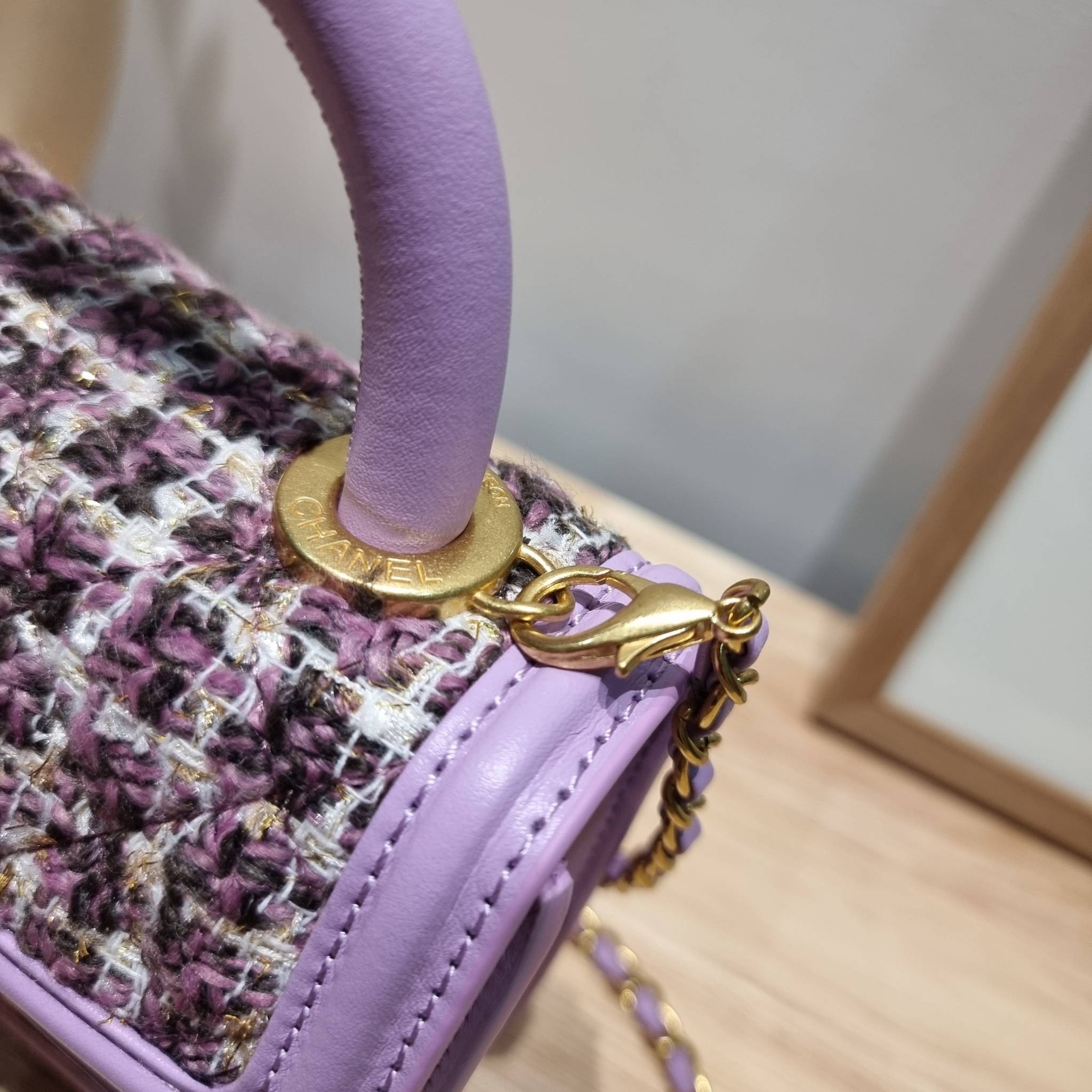 Chanel tweed mini flap bag / Chanel mini top handle กระเป๋าสะพายงานผ้าทวิตเอกลักษณ์เฉพาะของแบรนด์ งานสวยเป๊ะ มาพร้อมสายยาวถอดออกถือสวยๆเริ่ดๆ คิวท์มาก!! ดีเทลน่ารักเพียบ!!