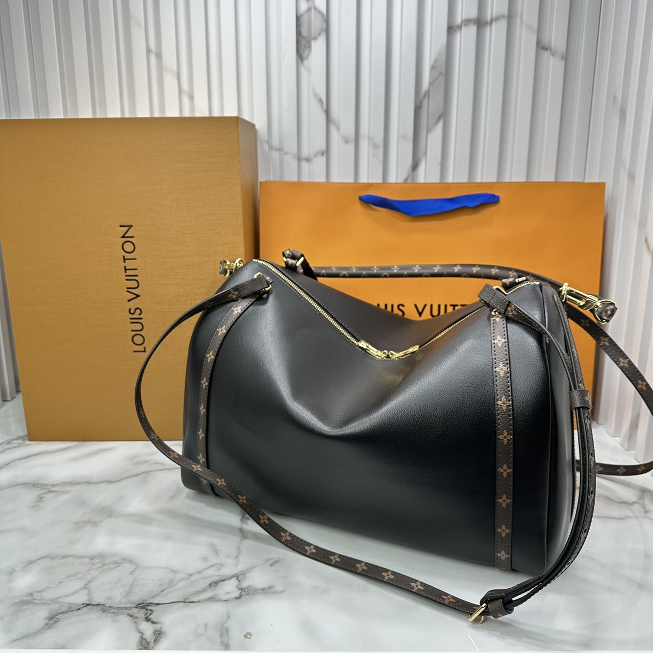 ORI หนังแท้ | LV Express MM Bag 30cm กระเป๋าสะพายทรงหมอนสปีดี้ดีไซน์ใหม่ล่าสุด โฉบเฉี่ยว แต่งคาดหน้าโมโนแกรมโดดเด่น ตัวกระเป๋าสีพื้นตัดกันอย่างลงตัว พร้อมหูแบบจับยาวถอดได้จะถือหรือคล้องไหล่ก็เก๋