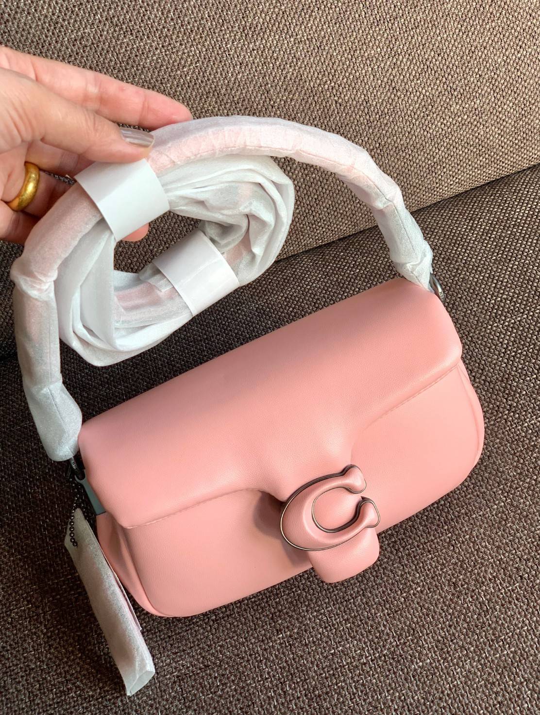 น้องสวยมากก สินค้าจริงสวยกว่าในรูป ไม่จกตาค่ะ! COACH PILLOW TABBY SHOULDER BAG 18 ((C3880)) 📣 พร้อมส่งที่ไทย คุณภาพเกินราคา! กระเป๋าหิ้ว//สะพายแบบครอสบอดี้ร์ 🔺หนัง nappa อย่างดี หนานิ่ม นุ่มมากๆ หลงรักน้องแน่นอน ✔️ใช้โลโก้แบรนด์รุ่น