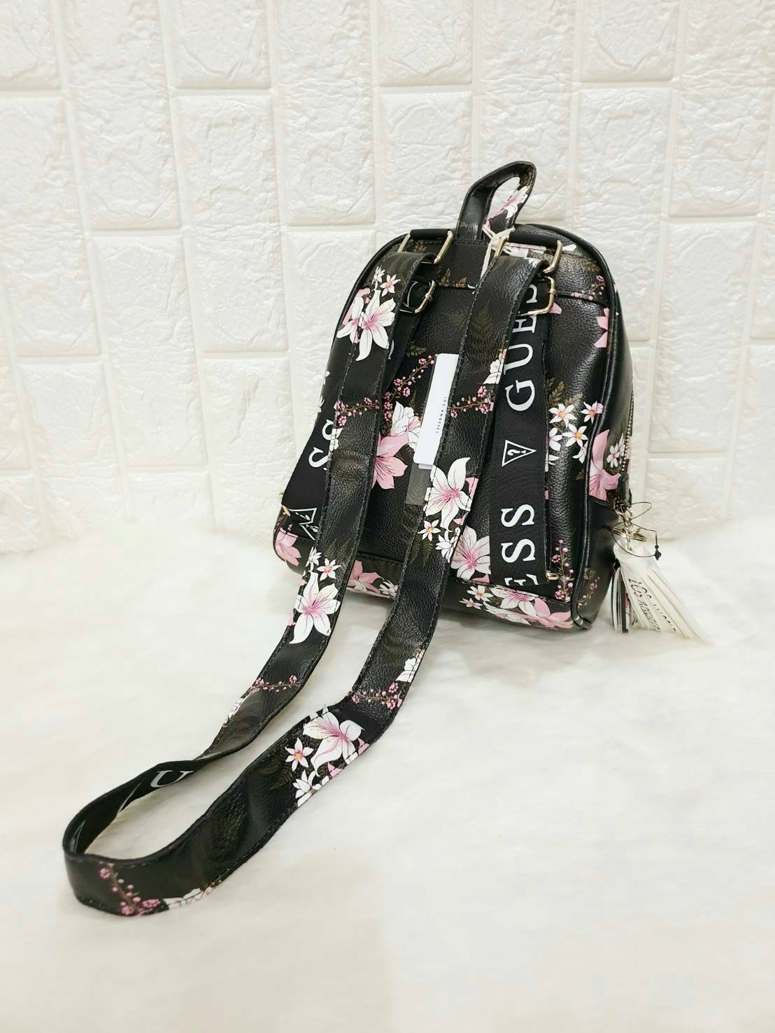 Gesabel Convertible Gym Backpack กระเป๋าสะพายมัลติฟังชั่นเก๋ๆ ขนาดกำลังดี สามารถสะพายหลัง สะพายข้างหรือ crossbody ก็ได้นะคะ ดูดีมากๆค่า ด้านหน้าปั๊มแบรนด์สามเหลี่ยม เปิดปิดด้วยซิป มีช่องซิปซ่อนด้านหน้า 1 ช่อง ด้านใน 1 ช่อง ภายในโล่งกว้าง สามารถจุของได้เยอ