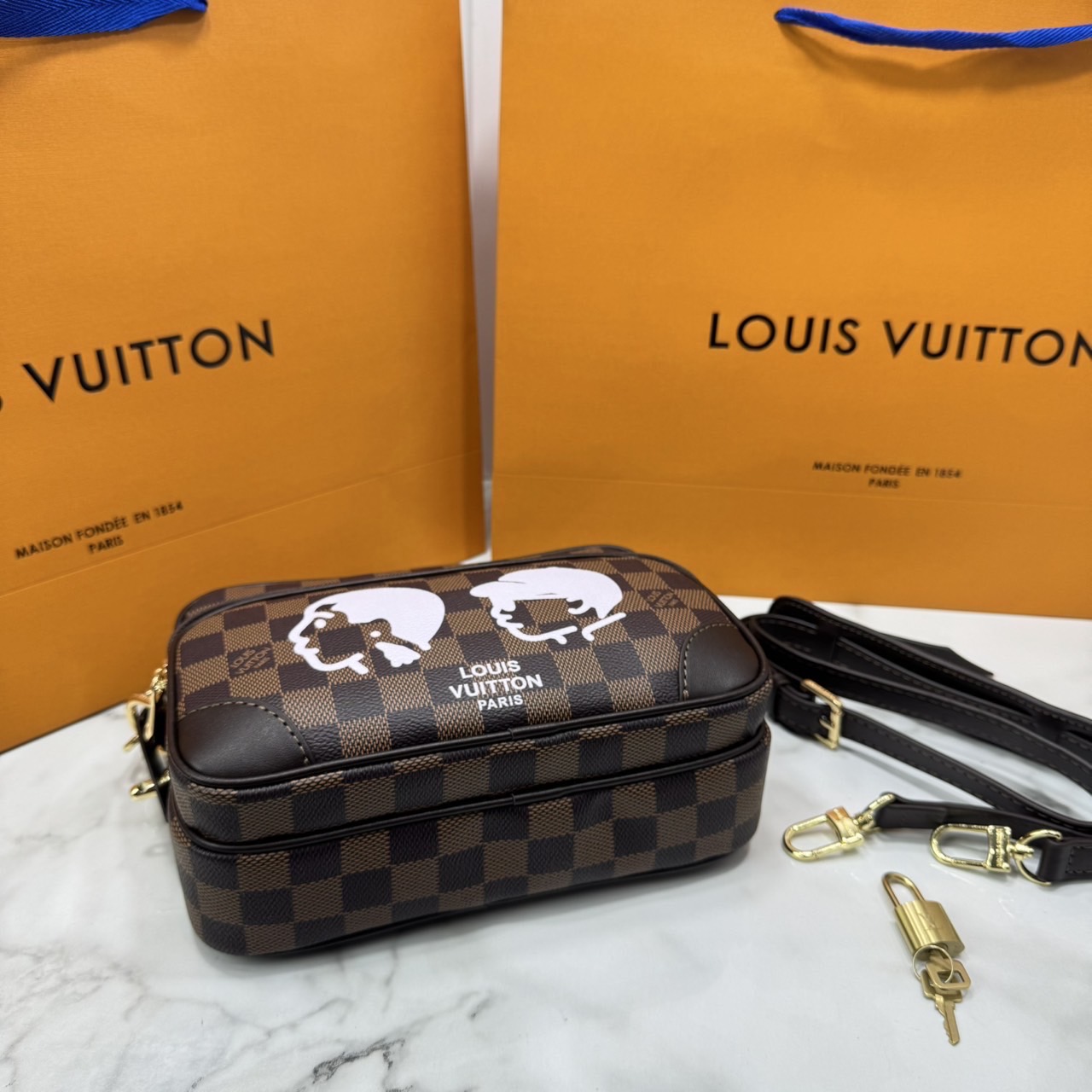 ORI หนังแท้ | LV Amazone Nil Damier Phriendship cross-body bag / LV Messenger Bag กระเป๋าสะพายทรงแมสเซ็นเจอร์ ดีไซน์ใหม่ สวยเด่นเป็นเอกลักษณ์