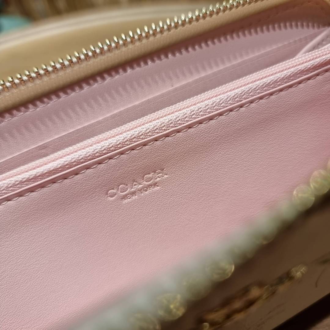 COACH ACCORDION ZIP WALLET IN SIGNATURE CANVAS WITH DAISY BUNDLE / MEADOW PRAIRIE / SPACED WILDFLOWER / DAISY BUNDLE PRINT C0033/F31778/69832 กระเป๋าสตางค์ใบยาว ลวดลายน่ารักน่าใช้มากๆ พื้นเป็นลายซีเอกลักษณ์ วัสดุหนังแคนวาสเคลือบลาย เปิด-ปิดด้วยซิปรอบ ใส่ม