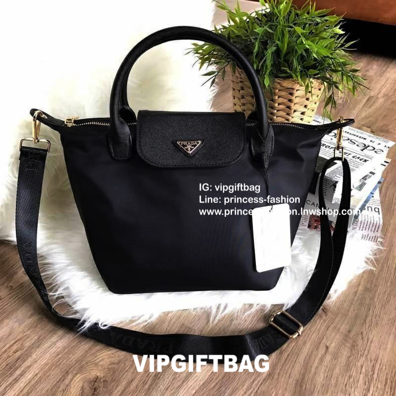 PRADA NYLON BAG WITH ZIP VIP GIFT WITH PURCHASE กระเป๋าถือหรือสะพายสไตล์ Longchamp GWP พรีเมี่ยมกิ้ฟจากเคาน์เตอร์แบรนด์ Limited edition วัสดุ Nylon เนื้อหนาคุณภาพดีตามแบบฉบับแบรนด์ด้านหน้าประดับโลโก้หรู เปิดปิดด้วยฝาปิดและซิป ภายใน Polyester 100% มีโลโก้ 