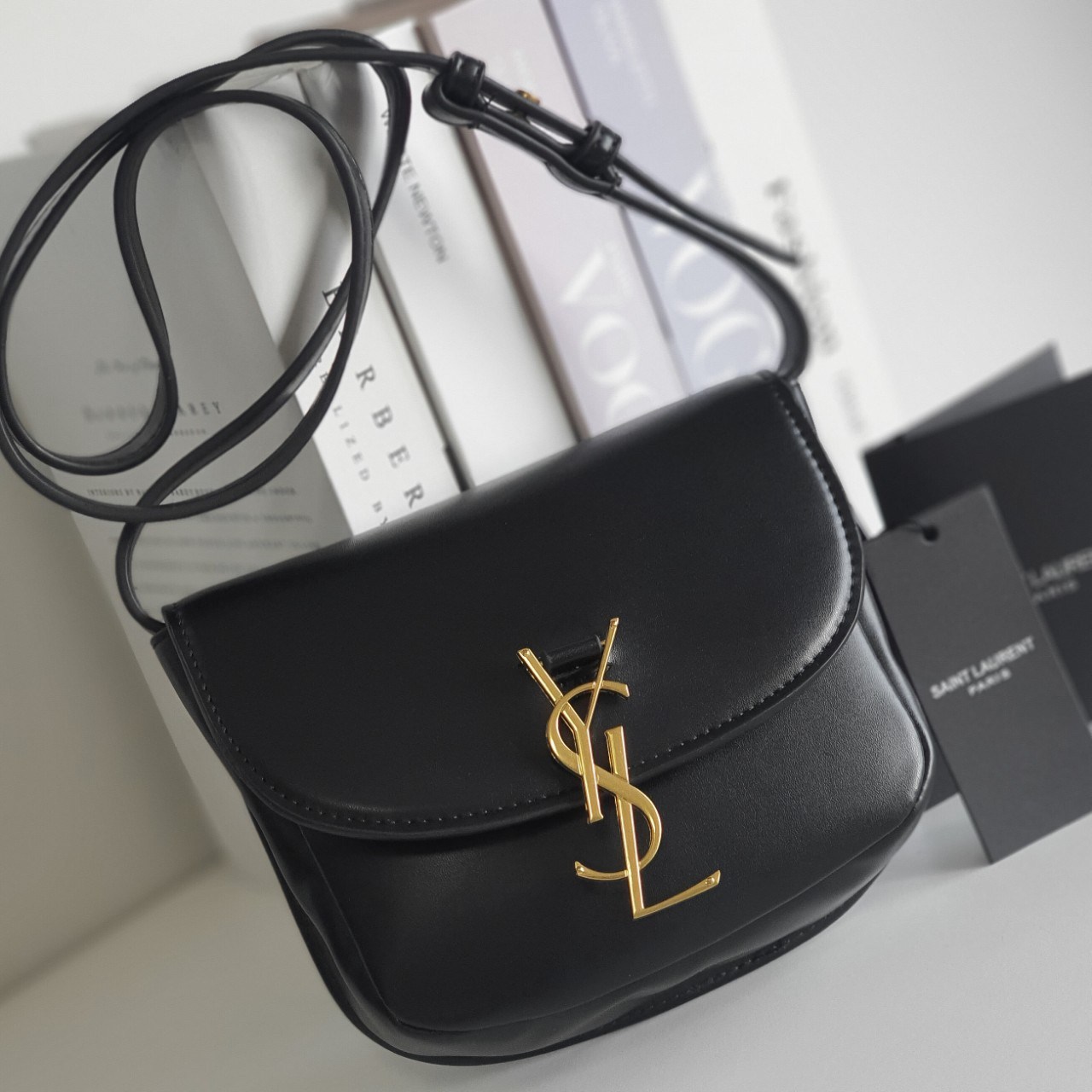 YVES SAINT LAURENT YSL BAG VIP GIFT WITH PURCHASE (GWP) พรีเมี่ยมกิ้ฟ Limited Edition จาก YSL DUTY FREE COUNTER ทรงสี่เหลี่ยมหนังสวยหรูอยู่ทรงเปิดปิดด้วยฝาปิดโลโก้แบรนด์อะไหล่ทองวินเทจ ภายในโล่งมีช่องหลัก และช่องใส่บัตรสามารถใส่มือถือของใช้จุกจิกได้เยอะ ส
