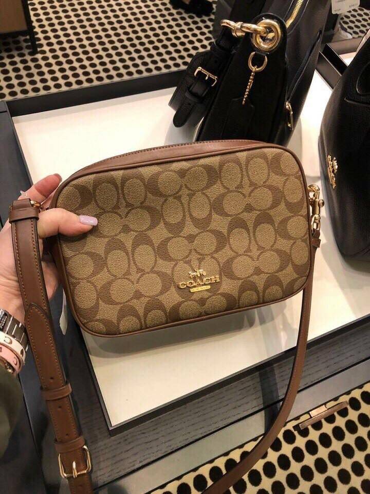 OUTLET 】COACH F68168 JES CROSSBODY IN SIGNATURE CANVAS รุ่นยอดฮิต!! กระเป๋าสะพายข้าง รุ่น 2 ซิป ใบใหญ่จุใจ สีคลาสสิคขายดี!! วัสดุหนังแคนวาสเคลือบลาย เปิด-ปิดด้วยซิป 2 ช่องหลัก ใช้งานง่าย ทรงสวยมากๆรุ่นนี้ มาพร้อมสายสะพาย crossbody ปรับได้ตามตัว ภายในใส่ขอ