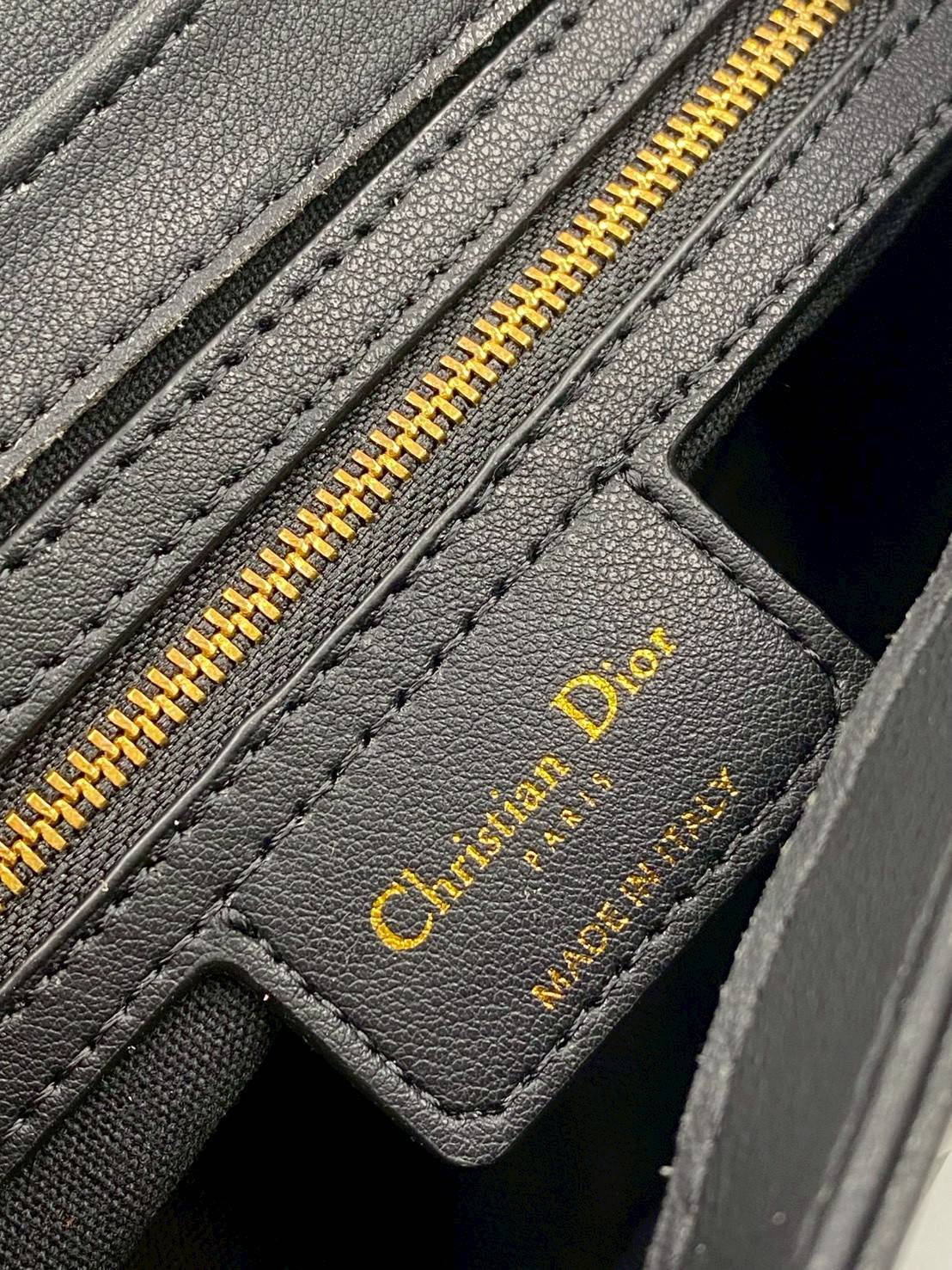 ORI หนังแท้ | DIOR Small Streetchic Bag Black Vintage Smooth Leather กระเป๋าสะพายนิยามใหม่ของดีไซน์อันเป็นเอกลักษณ์ ฝาพับแบบแม่เหล็กสีทองโบราณสลักลาย Christian Dior Paris และห่วง D-ring ทันสมัย