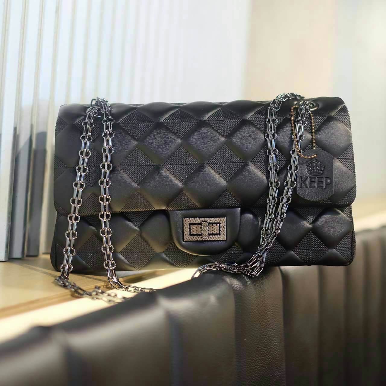 รุ่นยอดนิยม Best Seller 👍 KEEP classic chain shoulder bag👜 กระเป๋าทรงสวย ผลิตจากหนังแกะ ผิวสัมผัสคล้ายหนังจริง นิ่มมากๆ คะ ตัวกระเป๋าขนาดกำลังดี ใส่ กระเป๋าตังค์ยาว มือถือได้คะ สายโซ่อะไหล่ เทาดำ ดูคลาสสิคมาก ปรับได้ทั้งแบบสะพายสั้น และยาว