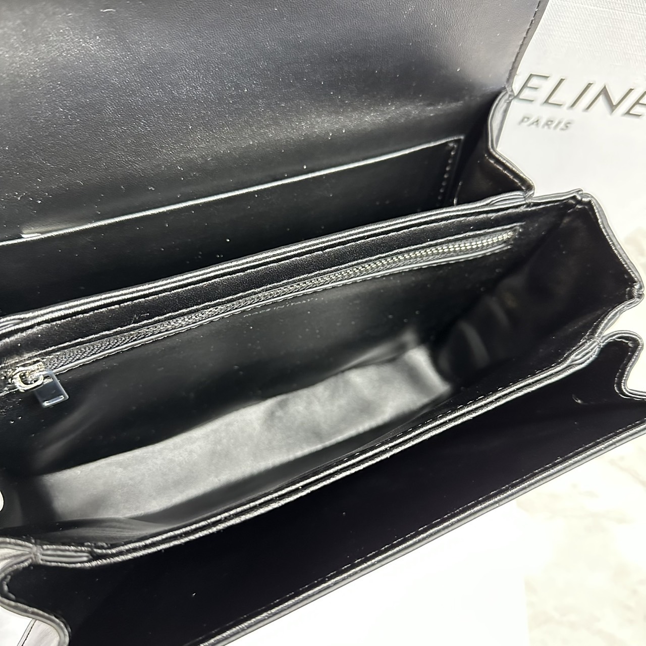 ORI หนังแท้ | 9" CELINE CLASSIQUE TRIOMPHE bag in natural leather กระเป๋าสะพายรุ่นยอดนิยม ด้วยรูปทรงสี่เหลี่ยมผืนผ้า ดีไซน์คล่องตัวถ่ายทอดให้เห็นถึงแก่นแท้ของสไตล์