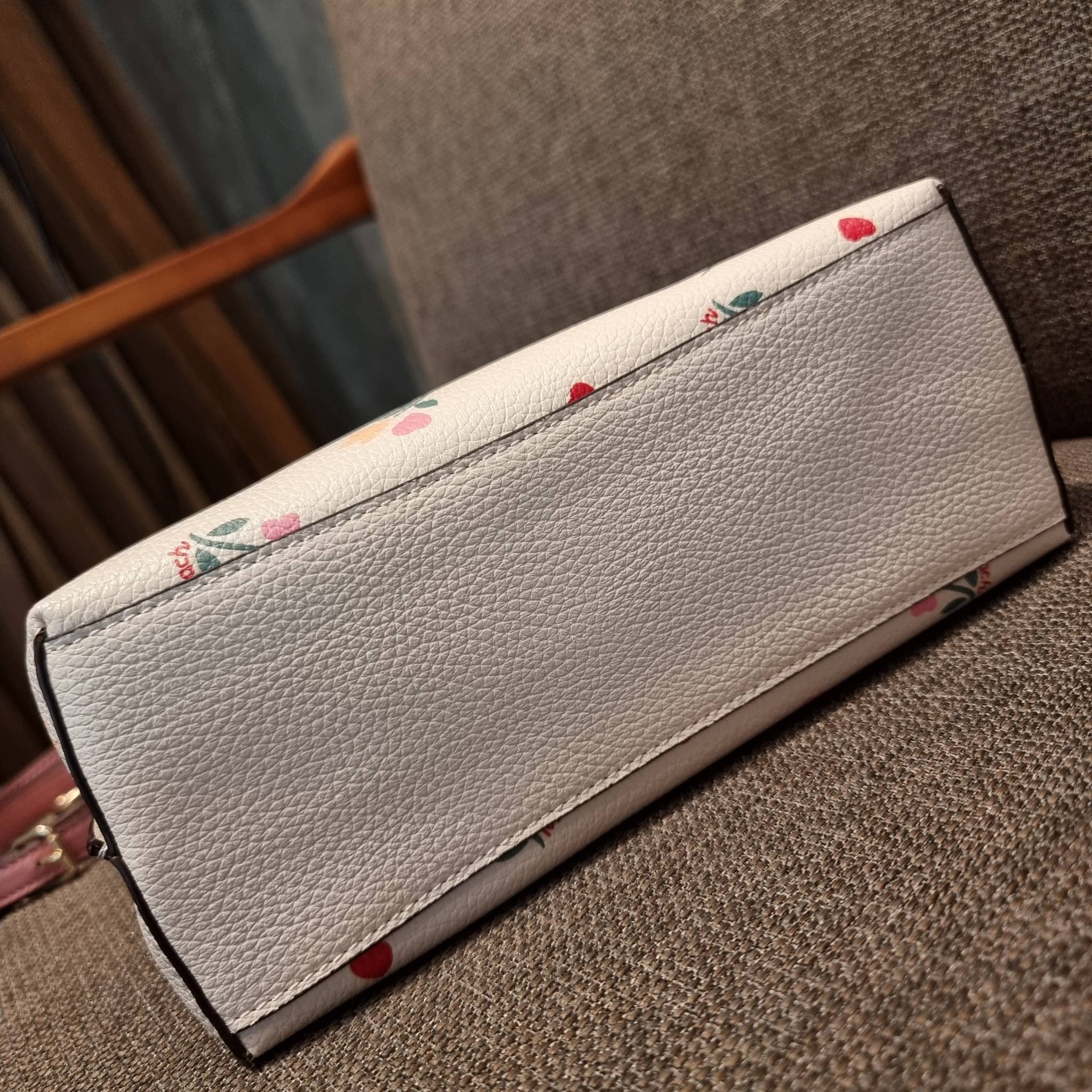 COACH C4084 MOLLIE TOTE 25 WITH HEART FLORAL ดีไซน์ใหม่ล่าสุด กระเป๋าโท้ทไซส์เล็กที่สาวๆต่างก็ต้องปักใจรัก รอบนี้น้องถูกเติมแต่งลวดลายดอกไม้ เพิ่มดีเทลความน่าใช้ไปอีก วัสดุหนัง pepble เรียบหรูดูดีม้าก!! ภายในโล่งกว้าง มีช่องซิปกลางใส่ของได้ ขนาดกำลังดีแบบ