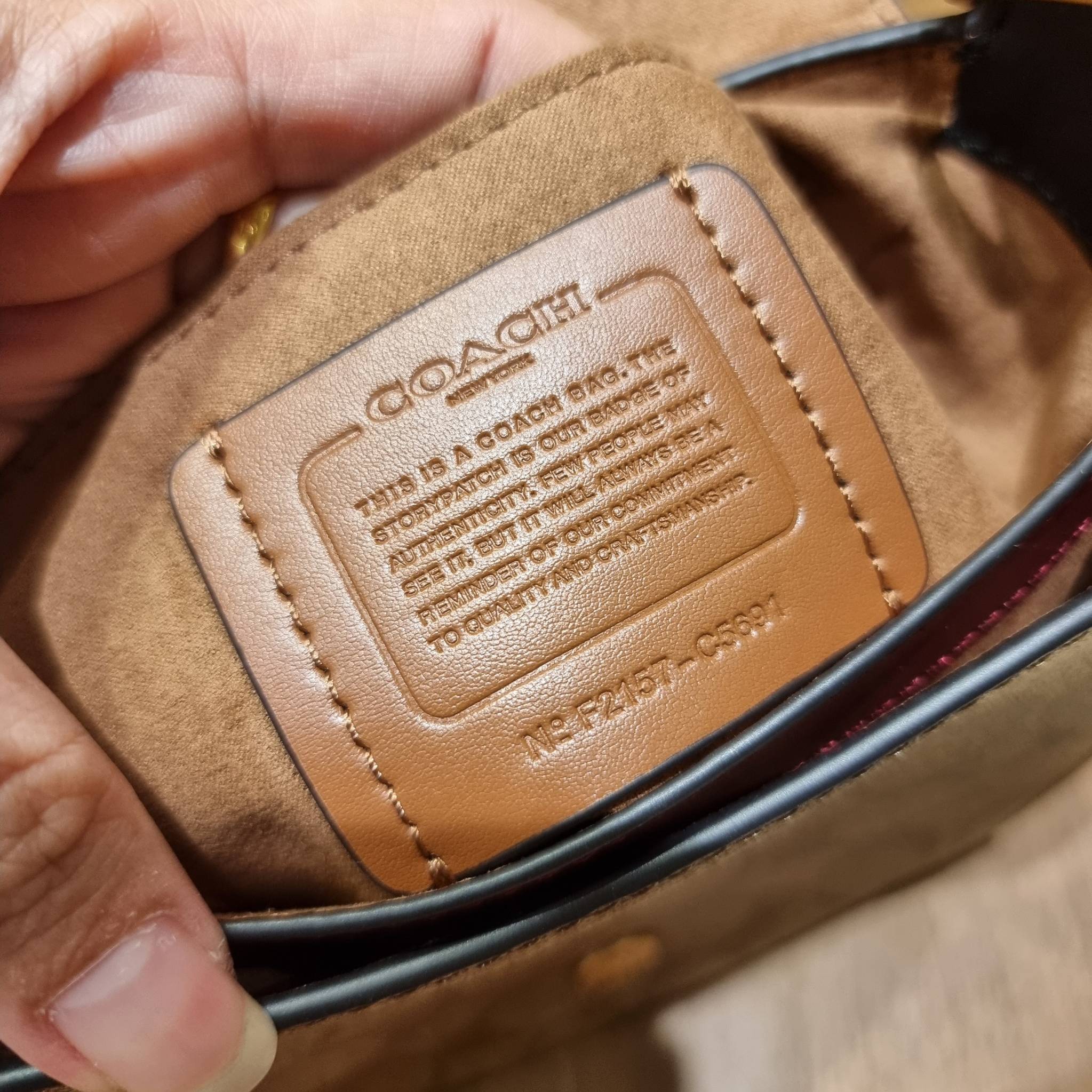 COACH C5691 KLEO SHOULDER BAG 17 IN SIGNATURE CANVAS ใหม่สุด!! สวยหรูไม่มีใครเกิน!! กระเป๋าสะพายสวยครบสูตร แค่เห็นก็ปิ๊ง!!วัสดุหนังแคนวาสสลับหนังแท้ ลงตัวที่หนึ่ง เปิด-ปิดด้วยสายคาดแม่เหล็กในตัว โดดเด่นมากๆ ภายในเป็นช่องโล่ง มีสายสะพายมาให้ถึง 2 แบบ สายคล