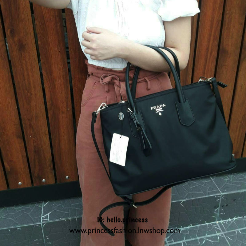New item! Prada Nylon handbag กระเป๋าถือสะพาย **ทรงยอดฮิต มาแล้วค้า จากงานพรีเมี่ยมกิ้ฟใหม่ บอกเลยว่า ใบนี้ Nylon สลับหนัง สวยคุ้มสุดๆคะ ด้านหน้าประดับด้วยโลโก้แบรนด์สวยหรู ด้านในมีช่องซิปแบ่งอีกหลายช่อง มาพร้อมป้ายหนังแท็กห้อยประบดับเก๋ๆ ด้านข้างมีกระดุม