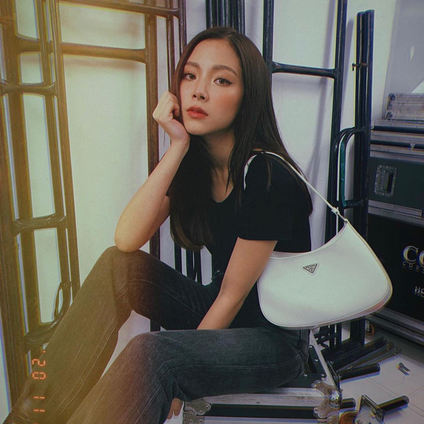 Prada Cleo brushed leather shoulder bag กระเป๋าทรงสวยยอดฮิต กับแบรนด์ PRADA งานพรีเมียมกิ้ฟท์จากแบรนด์ ทรงสะพายไหล่สวยหรูอยู่ทรง PRADA CLEO หนังเรียบดำเงาหรูสุดคลาสสิต เปิดปิดด้วยกระดุมอะไหล่เงินทั้งใบ ด้านในใส่กระเป๋าสตางค์ยาว มือถือ ของจุกจิกได้เยอะ มีป