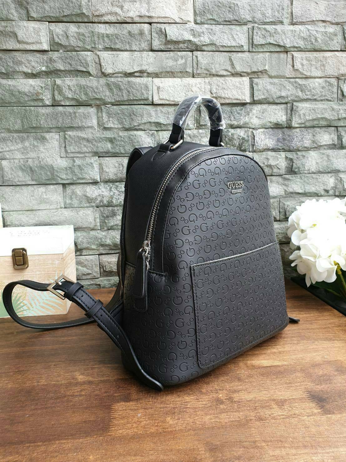 GUESS WOMAN'S BACKPACK กระเป๋าสะพายเป้ขนาดกำลังดี วัสดุหนังแกะสังเคราะห์ โลโก้รอบใบ หนังสวย น้ำหนักเบามากกกๆ!! กันน้ำ ทำความสะอาดง่าย มีหูหิ้วเเละสายสะพายหลังเลื่อนปรับได้ 5 ระดับ ด้านหน้าประดับโลโก้แบรนด์ อะไหล่เงิน และ มีช่องใส่ของ 1 ช่อง เปิดปิดด้