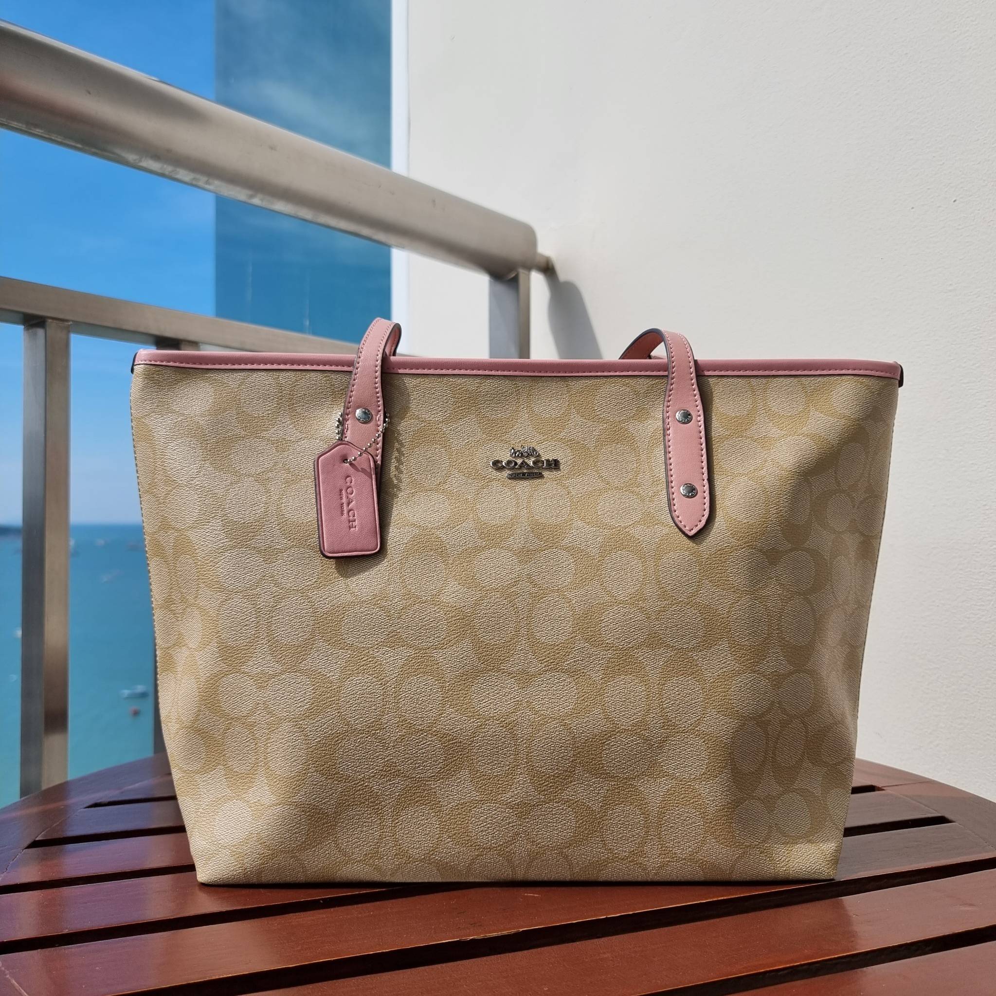 OUTLET 】COACH F58292 CITY ZIP TOTE IN SIGNATURE 16" รุ่นขายดี!! ไซส์ใหญ่ สีสวยมาให้แบบจัดเต็ม!! กระเป๋าถือทรงโท้ทใบใหญ่ สวยน่าใช้ทุกสี สะพายคล้องไหล่ได้เก๋ๆ จุของแน่นๆไปเลยจ้า!! วัสดุหนังแคนวาสคุณภาพ ปากกระเป๋าเปิด-ปิดด้วยซิป กันของหล่นได้ ถือไปไหนก็