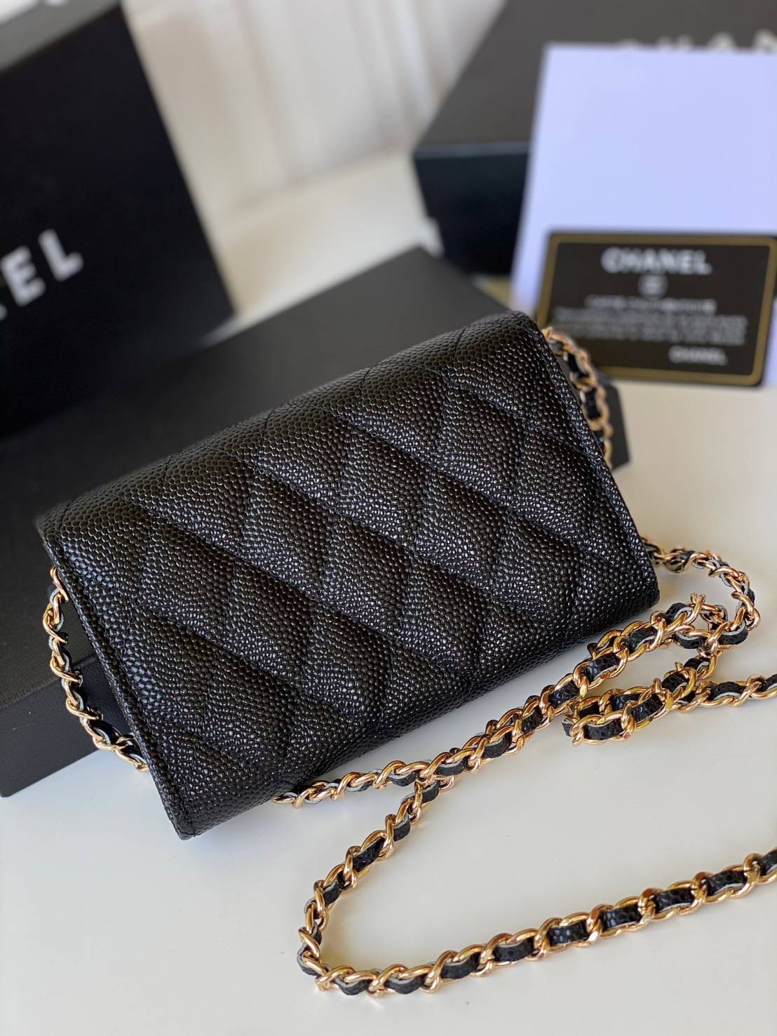 หนังแท้ CHANEL WALLET WITCH CHAIN รุ่นยอดนิยมไอเท็มฮิตวัสดุหนังคาเวียร์สวยคลาสสิคเปิดปิดด้วยฝาปิดกระดุมด้านหน้ามีโลโก้แบรนด์อะไหล่ทองสวยหรูดูดีมาพร้อมสายโซ่อะไหล่เงินและทอง ร้อยหนังจะสะพายไหล่ หรือ Crossbody ภาพถ่ายจากงานขายจริงสวยน่าใช้ Chanel mini นาทีน