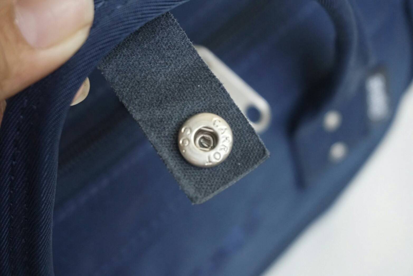 ANELLO Polyester Twill Mini Shoulder Bag AT-H1371 แบรนด์ฮิตติดลมบนในขณะนี้ กับคอลเลคชั่นใหม่เป็นรุ่นทรง Shoulder bag กระเป๋าสะพายในนี้ทำจากผ้า Polyester twill ที่มีความคงทนและมีสีสดใส กระเป๋าที่ดูจะใบเล็กๆใบนี้ สามารถบรรจุขวดน้ำ 500ml และกระเป๋าตังค์แบบยา