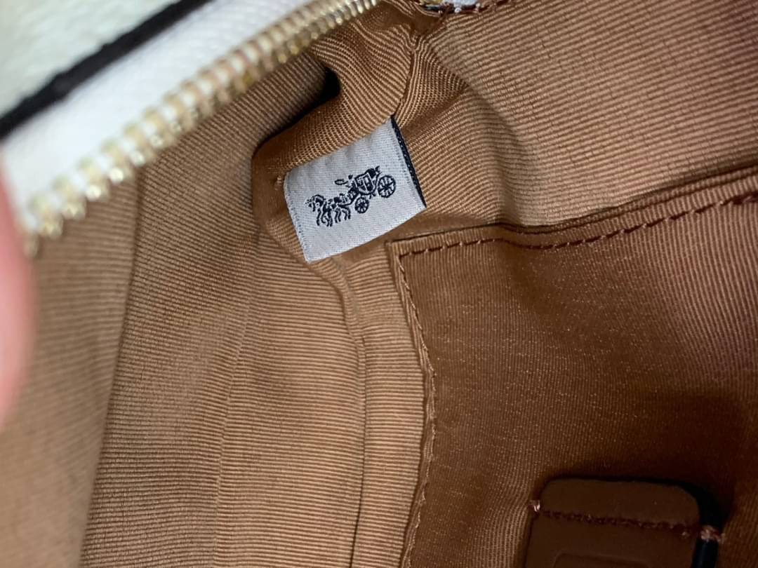 COACH SERENA SATCHEL CROSSBODY BAG กระเป๋าทรงโดมเล็ก น่ารัก แต่ใส่ของได้จุเลยทีเดียว!! มี2ช่องซิปหลัก ช่องค่อนข้างกว้าง สามารถใส่กระเป๋าเงินใบกลางได้;ของจำเป็นอื่นๆได้ครบเลยค่ะ มีช่องเล็กให้ใส่ของจุกจิก ด้านหลังมีช่องเล็กให้อีกช่องค่ะ พร้อมสายยาวถอดออกได้