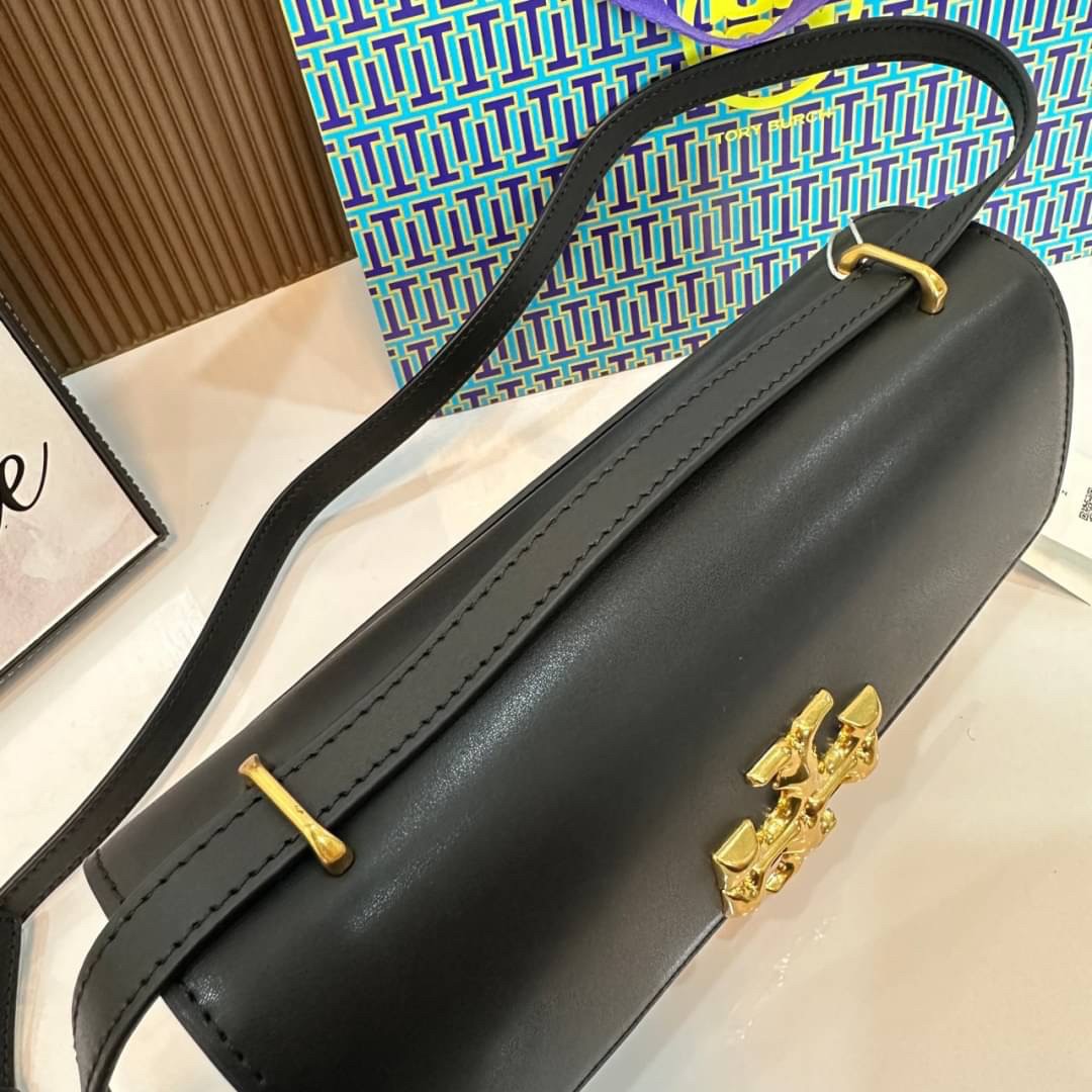 TORY BURCH ELEANOR SMALL LONG CONVERTIBLE SHOULDER กระเป๋าสะพายทรงยาว E/W Eleanor Convertible สูดหรู ดูแพง หนังแท้ เรียบสวยหรู โดดเด่นด้วยป้ายโลโก้สีทอง ลาย Double T อันเป็นเอกลักษณ์ ภายในช่องโล่งกว้างสามารถใส่โทรศัพท์ได้ทุกรุ่น สามารถใส่กระเป๋าสตางค์ใบยา