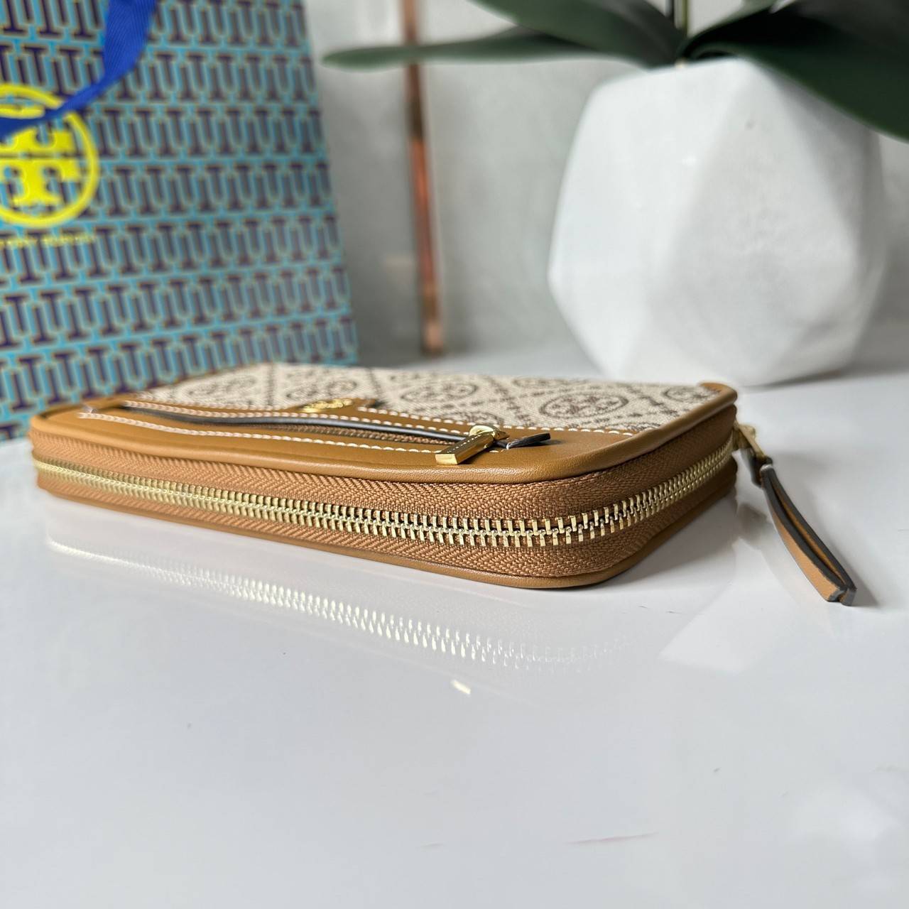 TORY BURCH T MONOGRAM JACQUARD ZIP CONTINENTAL WALLET 79383 กระเป๋าสตางค์ผ้าแคนวาสลายโมโนแกรมตัว T