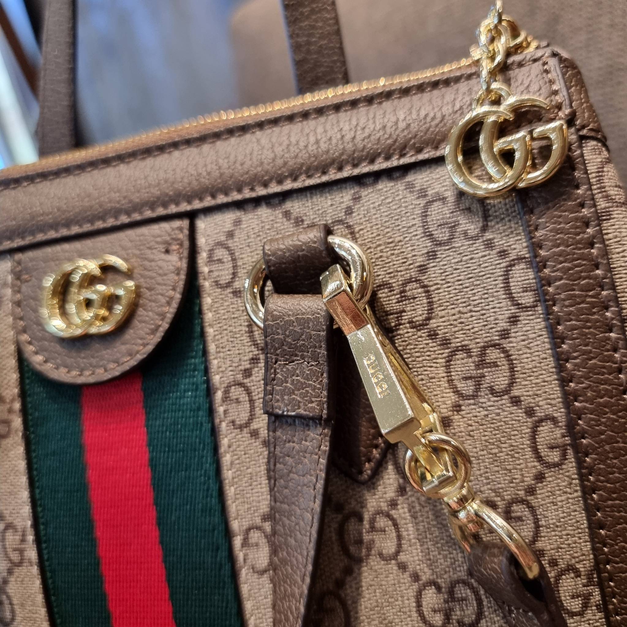 GUCCI Ophidia Small GG Tote Bag GC CLASSIC SMALL TOTE BAG WITH GWP กระเป๋าถือ/สะพาย อีกรุ่นหายาก ที่คงความสวยคลาสสิค และเรียบหรู วัสดุหนังแคนวาส ดีไซน์แถบคาดโดดเด่น รูปทรงสวยน่าใช้มากๆ สะพายขับผิว เปิด-ปิดกระเป๋าด้วยซิป หัวซิปตัว G อะไหล่สีทอง ภายในโล่งกว