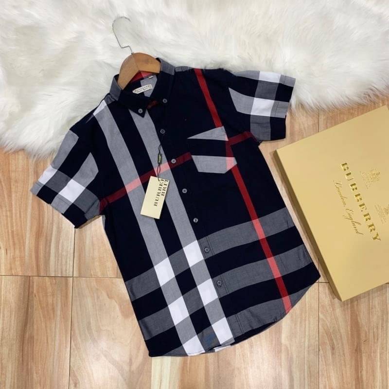 BURBERRY SHIRT / BURBERRY SHORT SLEEVE VINTAGE CHECK SHIRT เสื้อเชิ้ตแขนสั้นแบรนด์เบอเบอรี่ ลายสก็อตสุด classic เรียบหรู ดูดี ภูมิฐานมากๆค่ะ สินค้านำเข้าคุณภาพเทียบแท้ งานสวยเทพ เนื้อผ้าอย่างดี เป๊ะมาก รับประกันความพอใจเลยนะคะ ใส่เป็นเชิ้ตติดกระดุมเนี๊ยบๆ