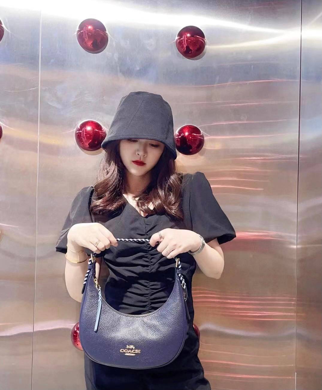 COACH BAILEY HOBO WITH WHIPSTITCH ((C4108//C1322)) พร้อมส่งที่ไทย!! สวยจริงไม่จกตาแน่นอนค่าา กระเป๋าทรงโค้ง ใช้แบบหิ้วหรือคล้องไหล่ก็ดูดี ใช้วัสดุหนังแท้ชั้นดี หนังสวยมากๆค่ะ ด้านหน้าใช้อะไหล่แบรนด์ตัวใหญ่ หรู ดูสะดุดตามีเดียว