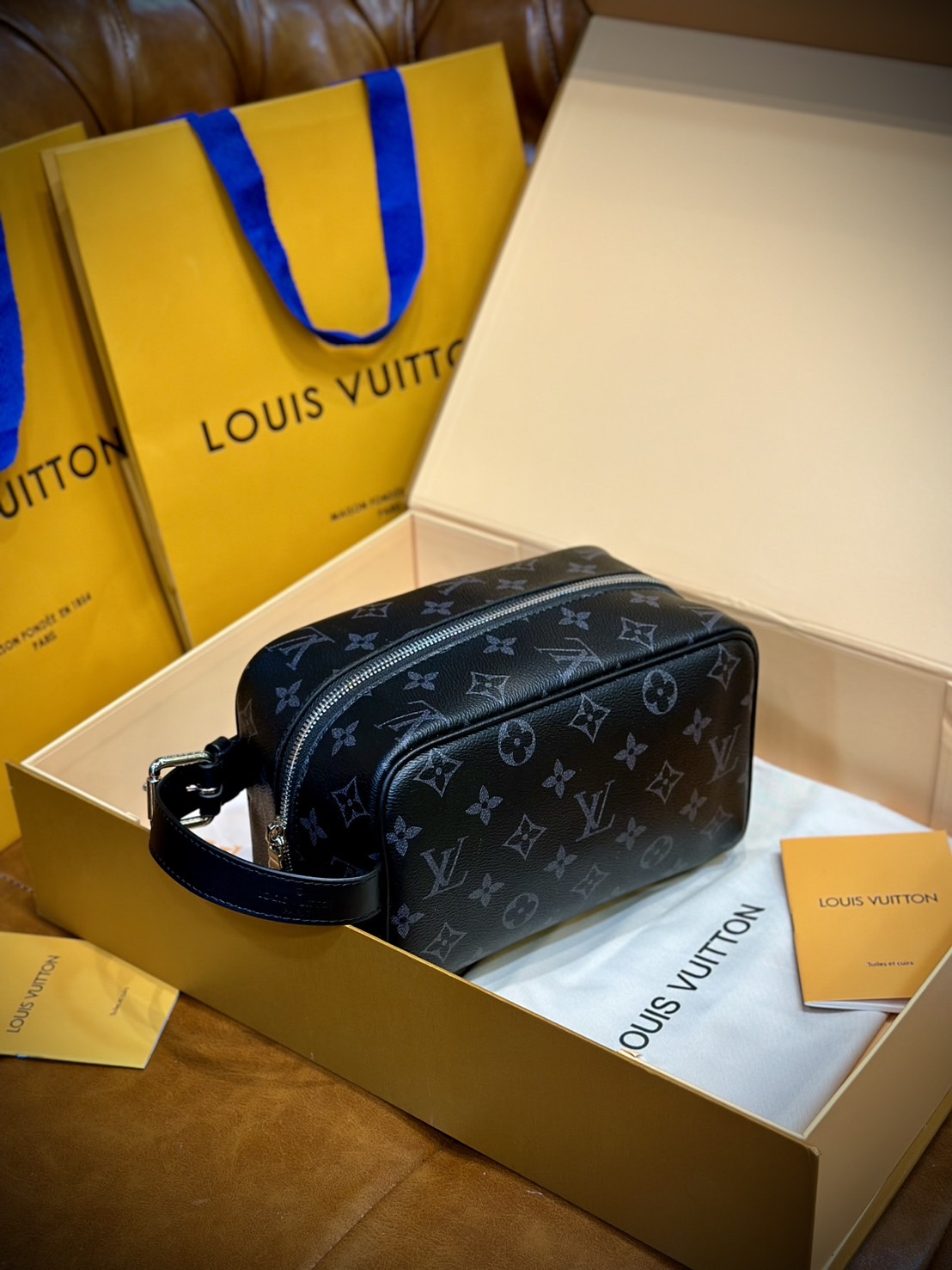 LV Trousse Toilette Locker Dopp Kit / LV Clutch Bag 22cm กระเป๋าถือทรงพอชหรือคลัช แบบคลาสสิกสวยงามเป็นเอกลักษณ์ มีหูหิ้วพกพาสะดวก เกรดออริ