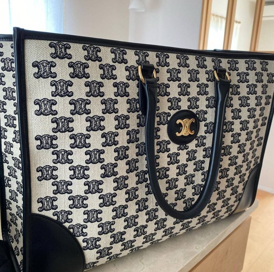 CELINE LARGE TOTE BAG VIP วัสดุ CANVAS ทรงเหลี่ยมดีไซน์ Casual สวยคลาสสิคสไตล์สาว Lisa ใบใหญ่ใส่สัมภาระได้เยอะจุใจภายในโล่งกว้าง ใส่เอกสาร A4 หนังสือ กระเป๋าสตางค์ มือถือ ของใช้ได้เยอะ หูจับหนังเเข็งแรงจับถนัดมือจะถือหรือสะพายก็ดูดี ไอเท็มแนะนำฮิตพร้อมส่ง