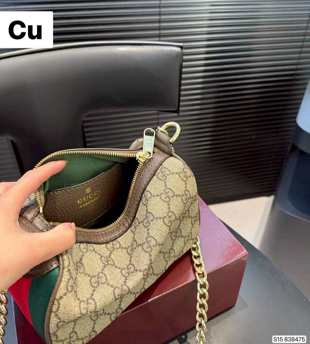 Gucci Ophidia mini bag on Chain shoulder strap กระเป๋าทรงสะพายใบเล็กดีไซน์ใหม่ น่ารักน่าใช้ สวยคลาสสิค โดดเด่นด้วยแถบสีเขียวแดงข้างและฐานกระเป๋า มาพร้อมสายโซ่พร้อมตะขอเกี่ยวเพื่อตัวเลือกในการเสริมสไตล์ที่หลากหลาย