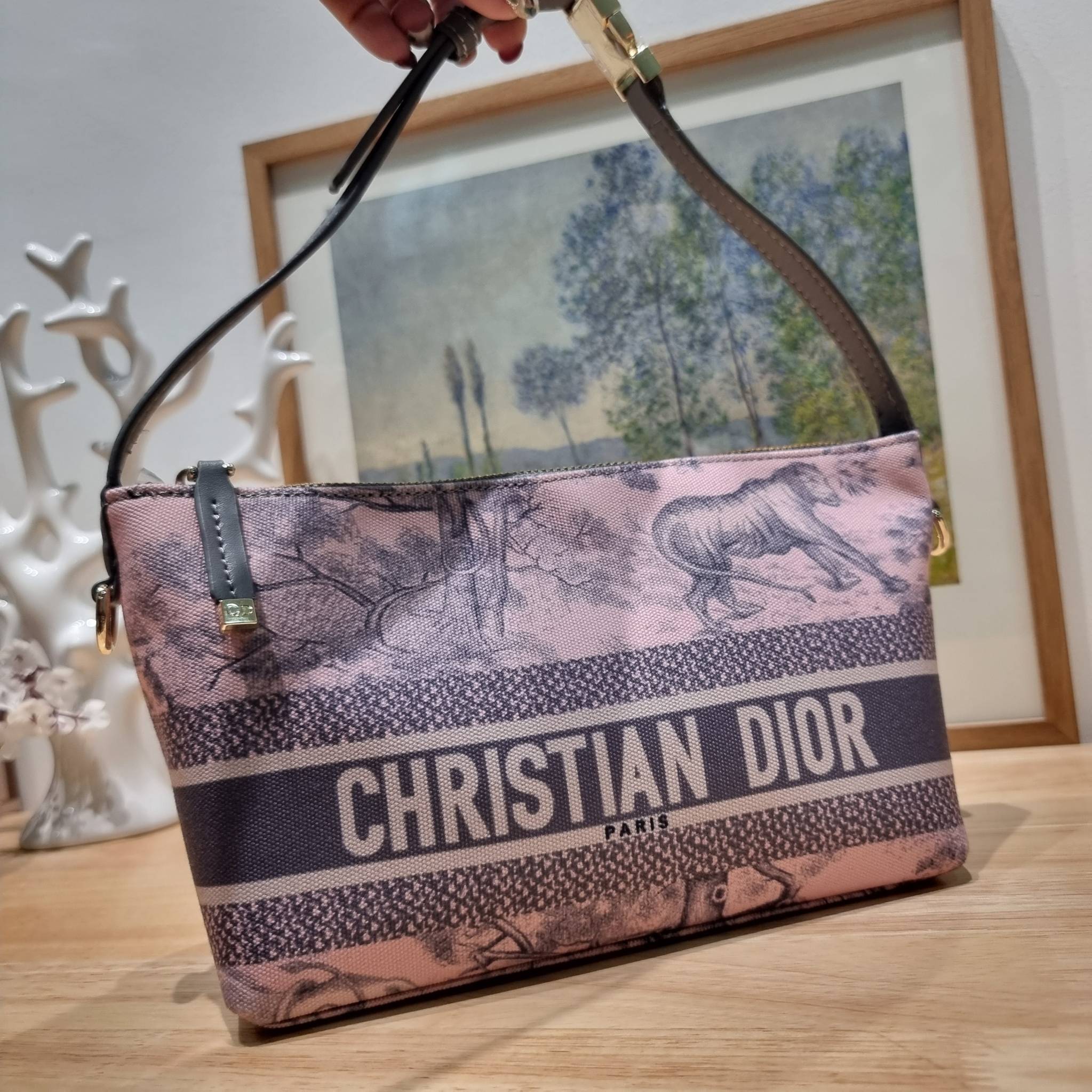 Dior travel nomad pouch / DIOR POUCH BAG พร้อมส่ง กระเป๋าทรงพอช ขนาดกำลังดี ดีไซน์ให้เป็นได้ทั้งกระเป๋าพกพาเอนกประสงค์ เวลาไปท่องเที่ยว หรือจะใช้เป็นกระเป๋าหลักพกของสำคัญก็ได้