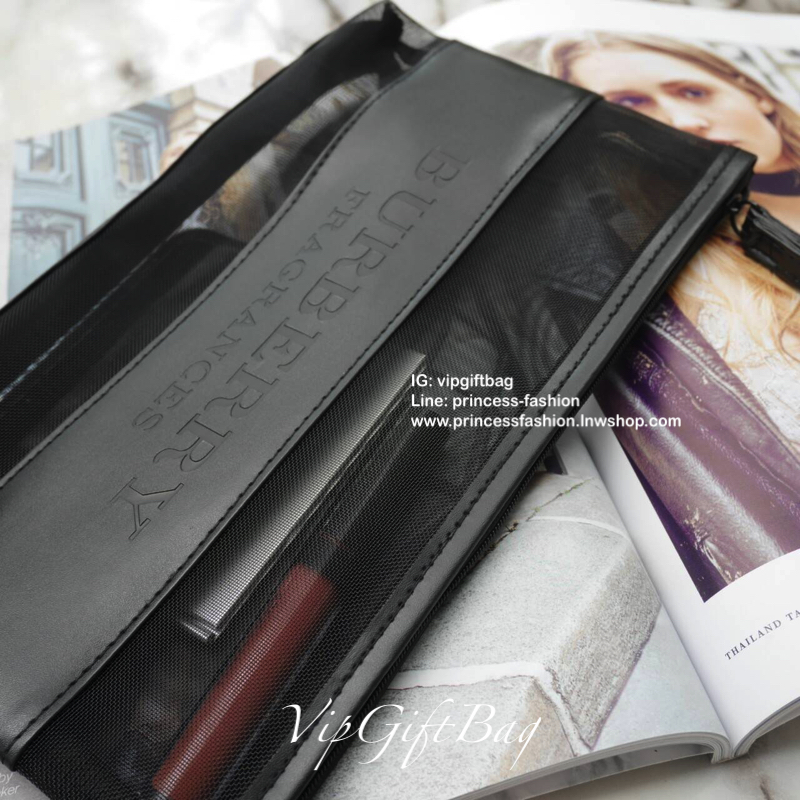 Burberry Cosmetic Purse bag สินค้าพรีเมี่ยมจากเคาน์เตอร์เครื่องสำอางค์จากแบรนด์แท้ 100% ตัวกระเป๋าเป็น Nylon โปร่งใส คาดหนังPUปั๊มแบรนด์ ปิดเปิดด้วยซิปอะไหล่ดำทั้งใบ สวยคลาสสิค จุของใช้จุกจิกได้เยอะใส่กระเป๋าสตางค์ยาวได้ แถมมีสายคล้องมือ เก๋มาก จะถือไปไหน