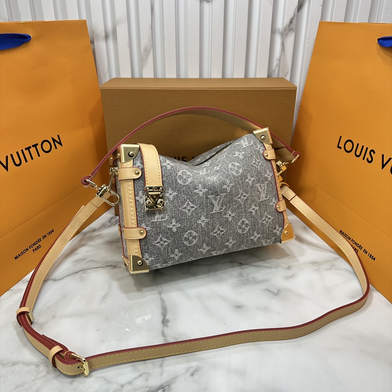 ORI หนังแท้ | LV Side Trunk MM Trianon Gray กระเป๋าสะพายทรงทรัรงค์ ด้วยโทนสีสไตล์ปารีเซียงอันหรูหราและรายละเอียดโทนสีทอง