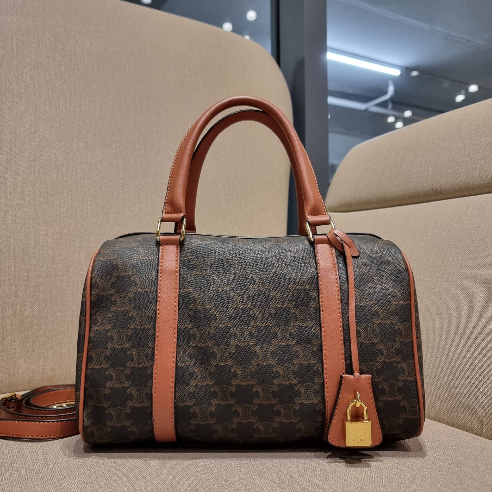 CELINE BOSTON BAG IN TRIOMPHE CANVAS AND CALFSKIN ยอดฮิตกับลวดลายเอกลักษณ์ สุดคลาสสิค กับกระเป๋ากึ่งเดินทาง ไซส์กำลังดี ที่สามารถใช้ได้ทั้งหนุ่มๆและสาวๆ วัสดุหนังแคนวาสตัดสลับหนังแท้ เปิด-ปิดด้วยซิป ใช้งานสะดวก และยังมีพวงหนังห้อยและแม่กุญแจล็อคซิปได้ มาพ