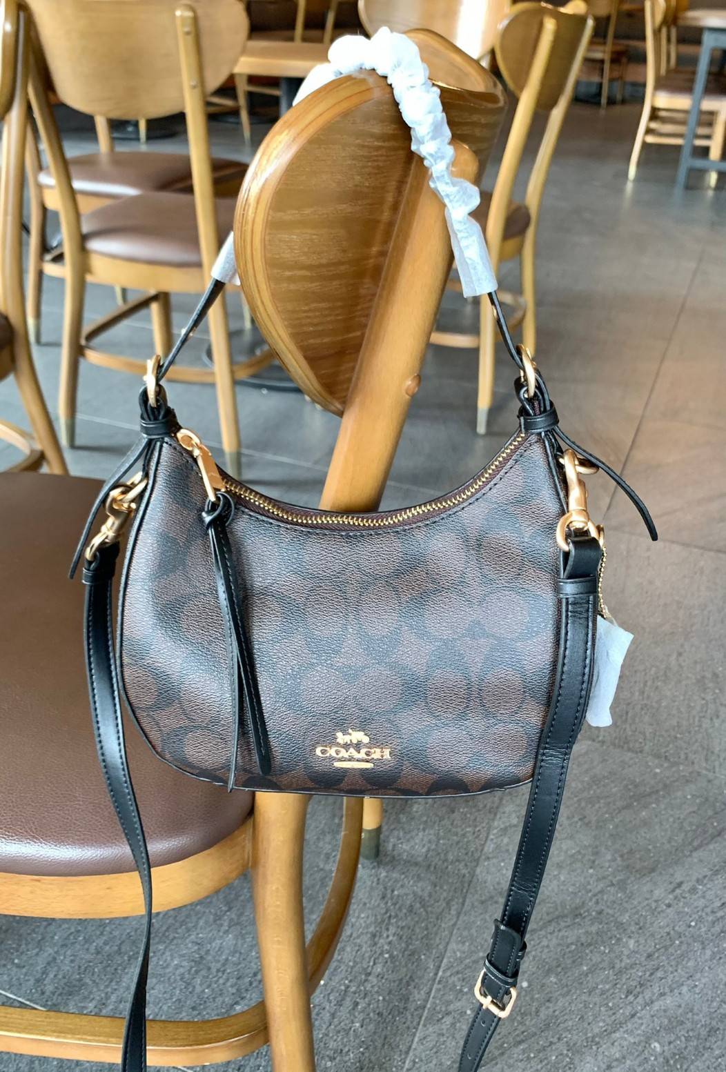 COACH KLEO HOBO BAG ((C7257//C6809//C6807)) พร้อมส่ง คุณภาพเกินเบอร์เลยจ้าา จำนวนจำกัด! กระเป๋าคล้องไหล่หรือสะพายข้างได้ Hobo รุ่นใหม่ล่าสุด ดีไซด์รูปทรงให้ดูเรียลขึ้น หนังแท้นิ่มสวย เปิดปิดกระเป๋าแบบซิปมีหนังห้อยลงมา ภายในกระเป๋าสามารถใส่กระเป๋าเงินใบยาว