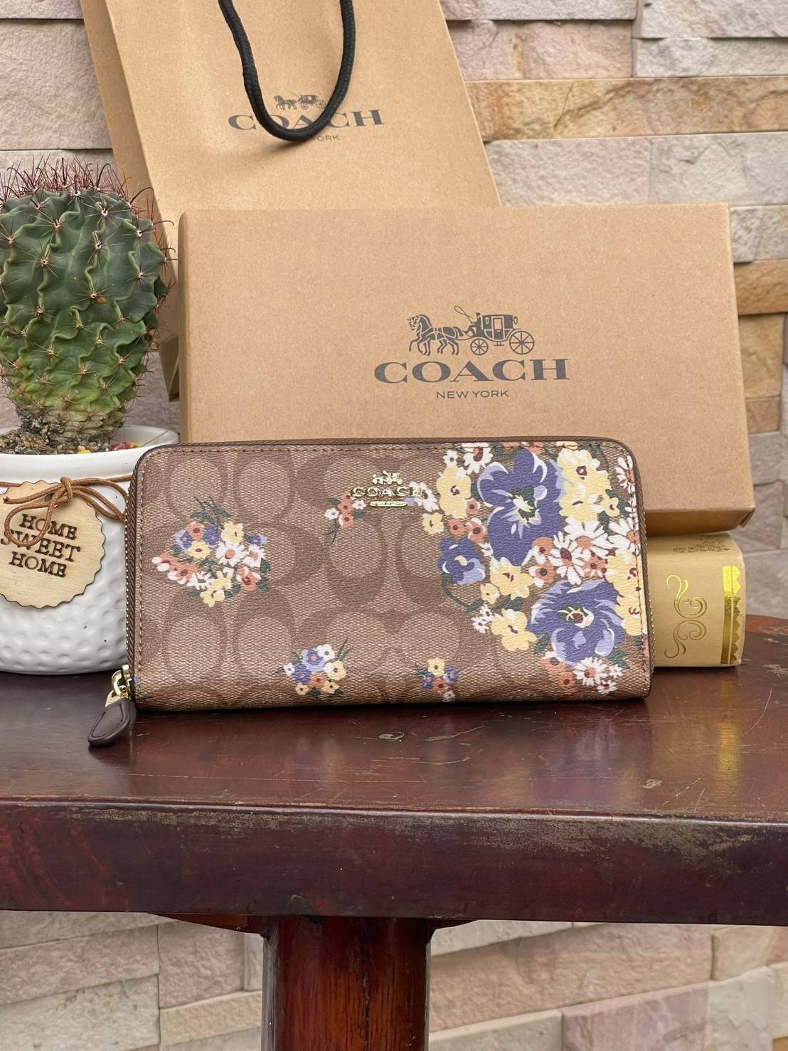 COACH ACCORDION ZIP WALLET IN SIGNATURE CANVAS กระเป๋าสตางค์ใบยาวนี้ที่เหมาะกับการใช้งานทุกรูปแบบ นอกจากเพิ่มความมั่นใจแล้ว ยังทำให้ชีวิตของเราง่ายขึ้นอีกด้วย โดยการเปิดปิดแบบซิปรอบ สามารถใส่ธนบัตร เหรียญ บัตรต่างๆได้หลายใบเลยทีเดียว ขนาดของกระเป๋าสามารถถ