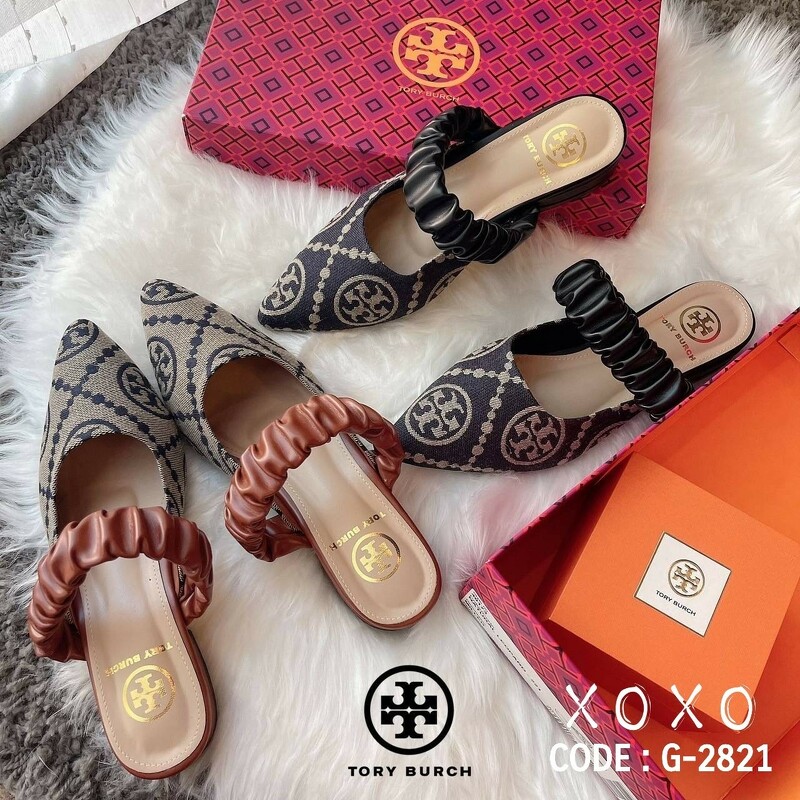 Tory Burch งานสวมหน้าวี วัสดุผ้าทอลายแบรนด์ ด้าบนแต่งสายคาดย่น สวบเก๋ รุ่นนี้ใส่แล้วขาดูเรียวยาวเพิ่มขึ้น แมทส์ชุดง่าย น้ำหนักเบา