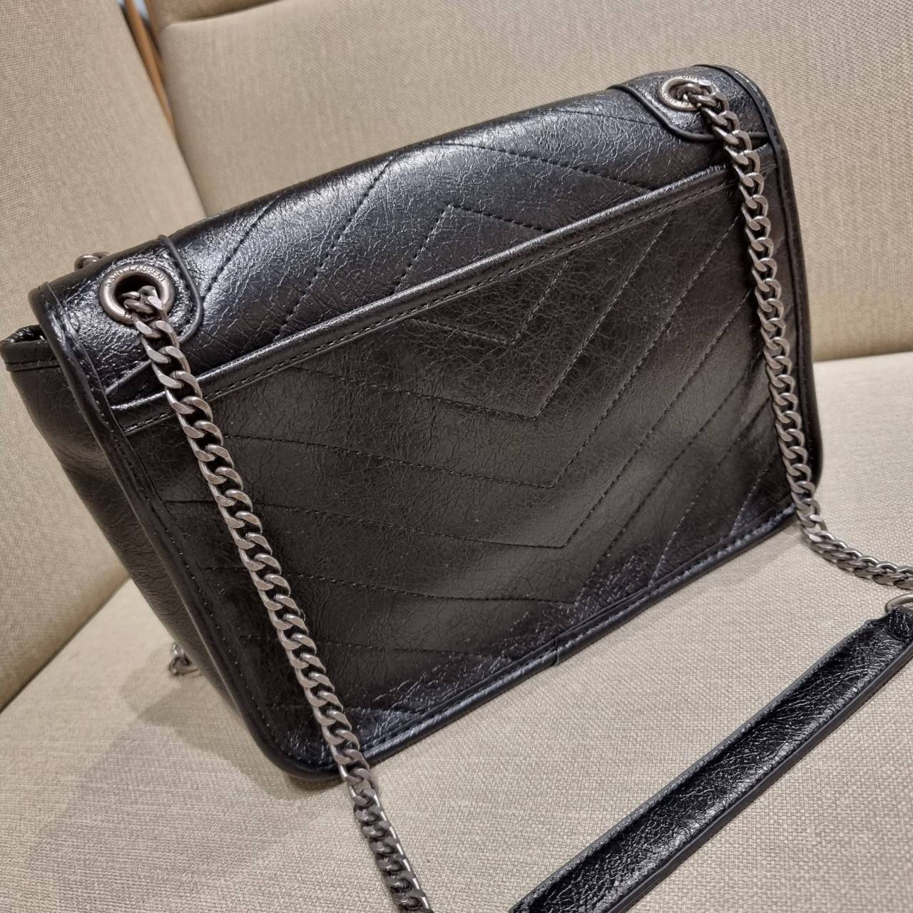 VIP 】หนังแท้ Yves Saint laurent shoulder bag กระเป๋าสะพายทรงคลาสสิค สุดฮอต ดีไซน์เรียบหรู วัสดุหนังแท้ขัดเงา สวย!! ใช้งานง่ายเพียงแค่เปิ-ปิดด้วยกระดุมแม่เหล็ก ภายในโล่งกว้าง จุของได้เลยสบายๆ กระเป๋าสตางค์ใบยาว มือถือ เครื่องสำอางค์ พาวเวอร์แบงค์ หรือจะ ga