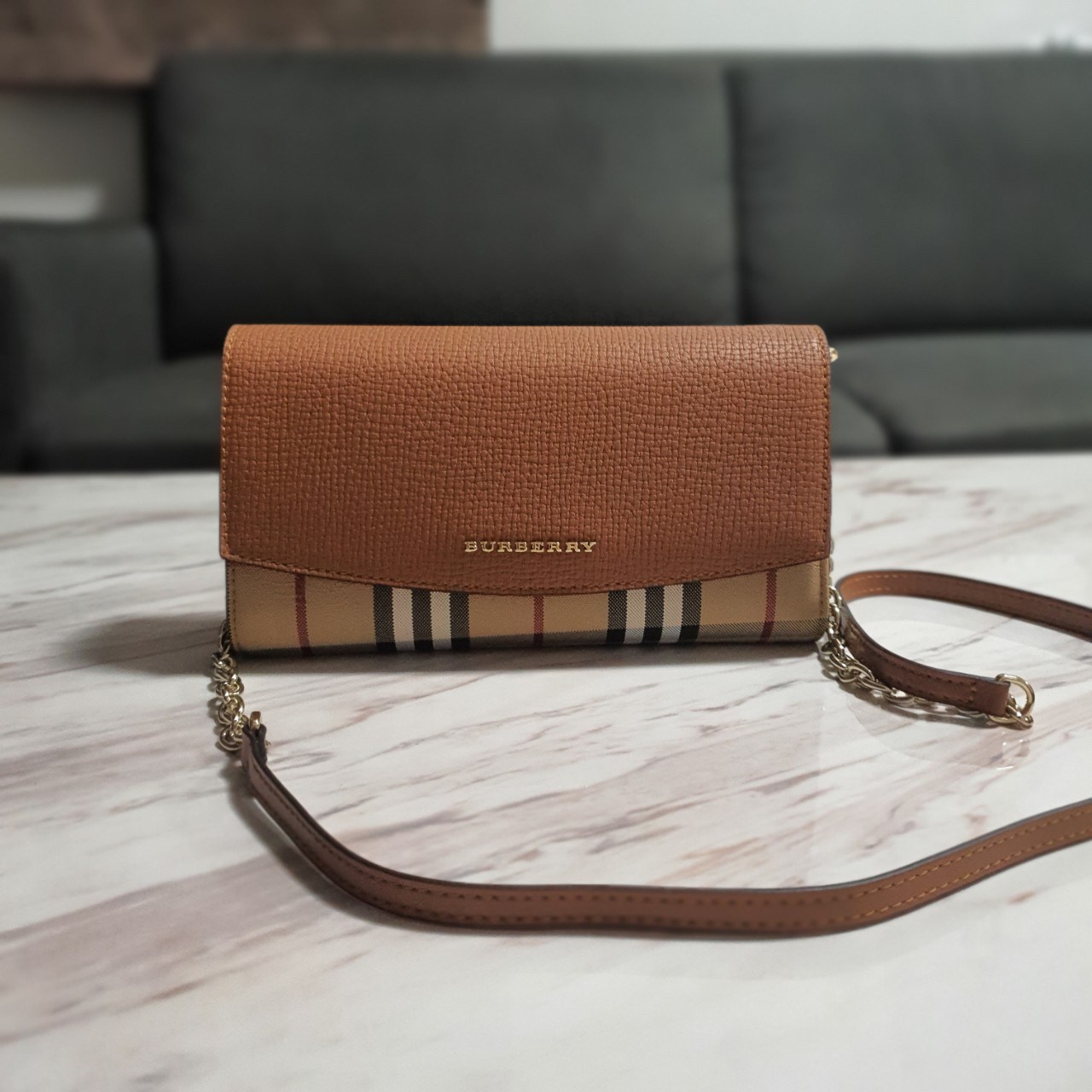 พรีเมี่ยมกิ๊ฟแท้ 100% 】BURBERRY CROSSBODY BAG กระเป๋าสะพายพรีเมี่ยมกิ๊ฟรุ่นใหม่ล่าสุด Limited จาก BURBERRY Perfume DutyFree วัสดุทำจากหนังสลับผ้าลายแบรนด์ เปิดปิดด้วยกระดุมแม่เหล็ก