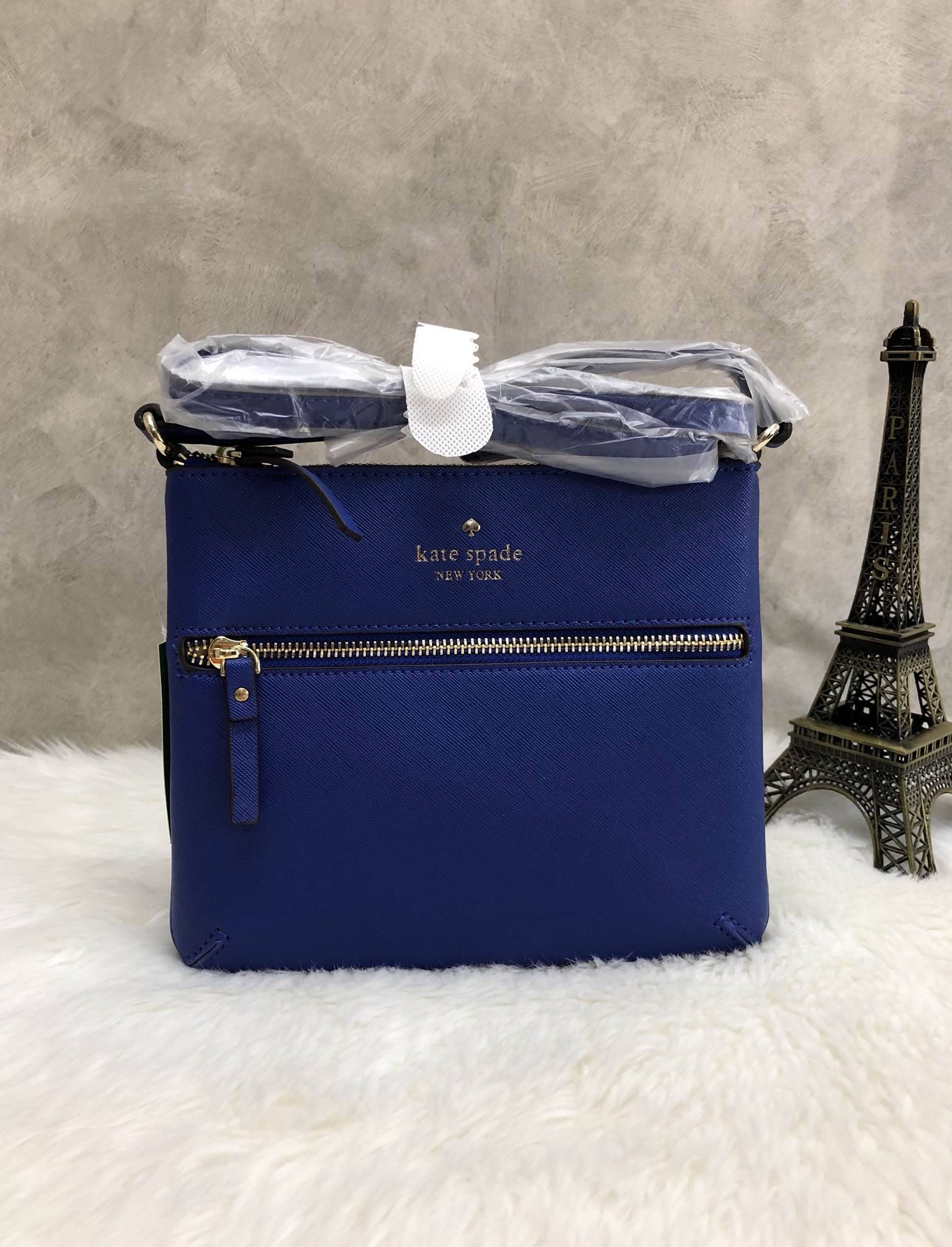 New Arrival Kate spade new york saffiano crossbody bag พร้อมส่งค่ะ!!! กระเป๋าสะพายแบบครอสบอร์ดี้ ลายหนังซาฟเฟียโน่ ทรงสวย ขนาดกำลังดีทีเดียวค่ะ ด้านหน้ามีหนึ่งช่องซิปสำหรับใส่มือถือหรือของจุกจิก เปิดปิดกระเป๋าช่องหลักแบบซิป ด้านในโล่ง ใส่ของจุพอประมาน มีช