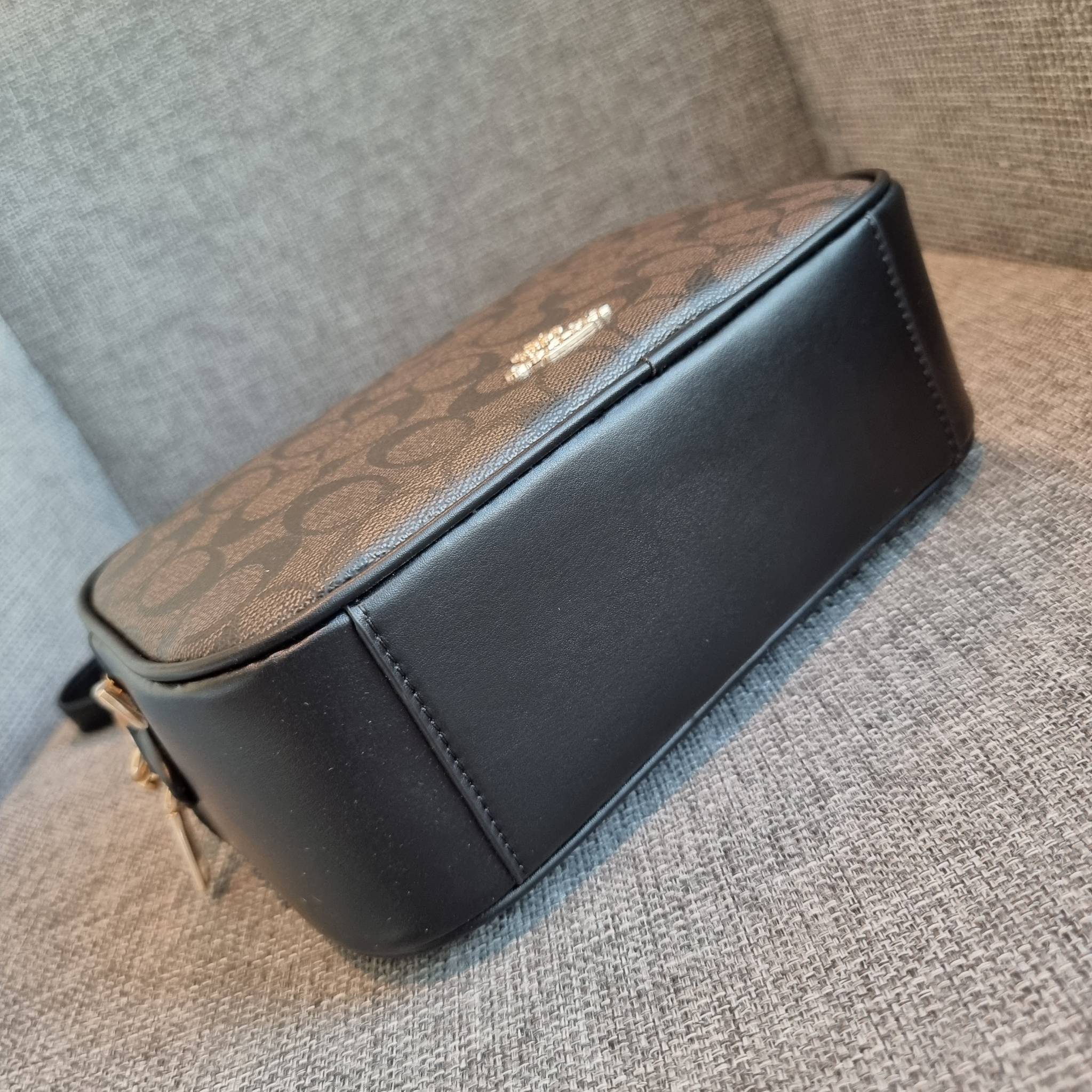 OUTLET 】COACH F68168 JES CROSSBODY IN SIGNATURE CANVAS รุ่นยอดฮิต!! กระเป๋าสะพายข้าง รุ่น 2 ซิป ใบใหญ่จุใจ สีคลาสสิคขายดี!! วัสดุหนังแคนวาสเคลือบลาย เปิด-ปิดด้วยซิป 2 ช่องหลัก ใช้งานง่าย ทรงสวยมากๆรุ่นนี้ มาพร้อมสายสะพาย crossbody ปรับได้ตามตัว ภายในใส่ขอ